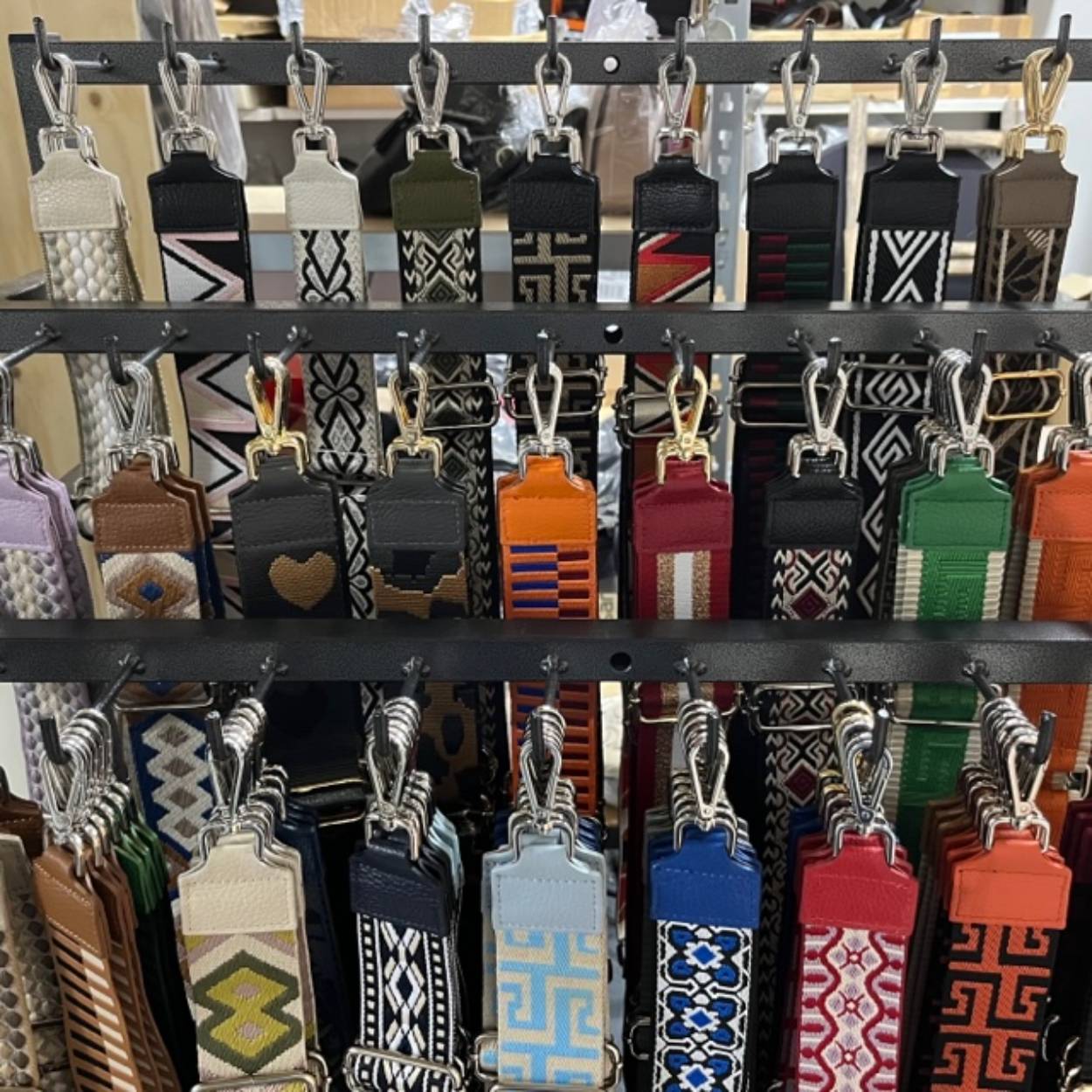assortiment verschillende draagriemen. Af te stemmen op iedere wens en bij iedere tas.