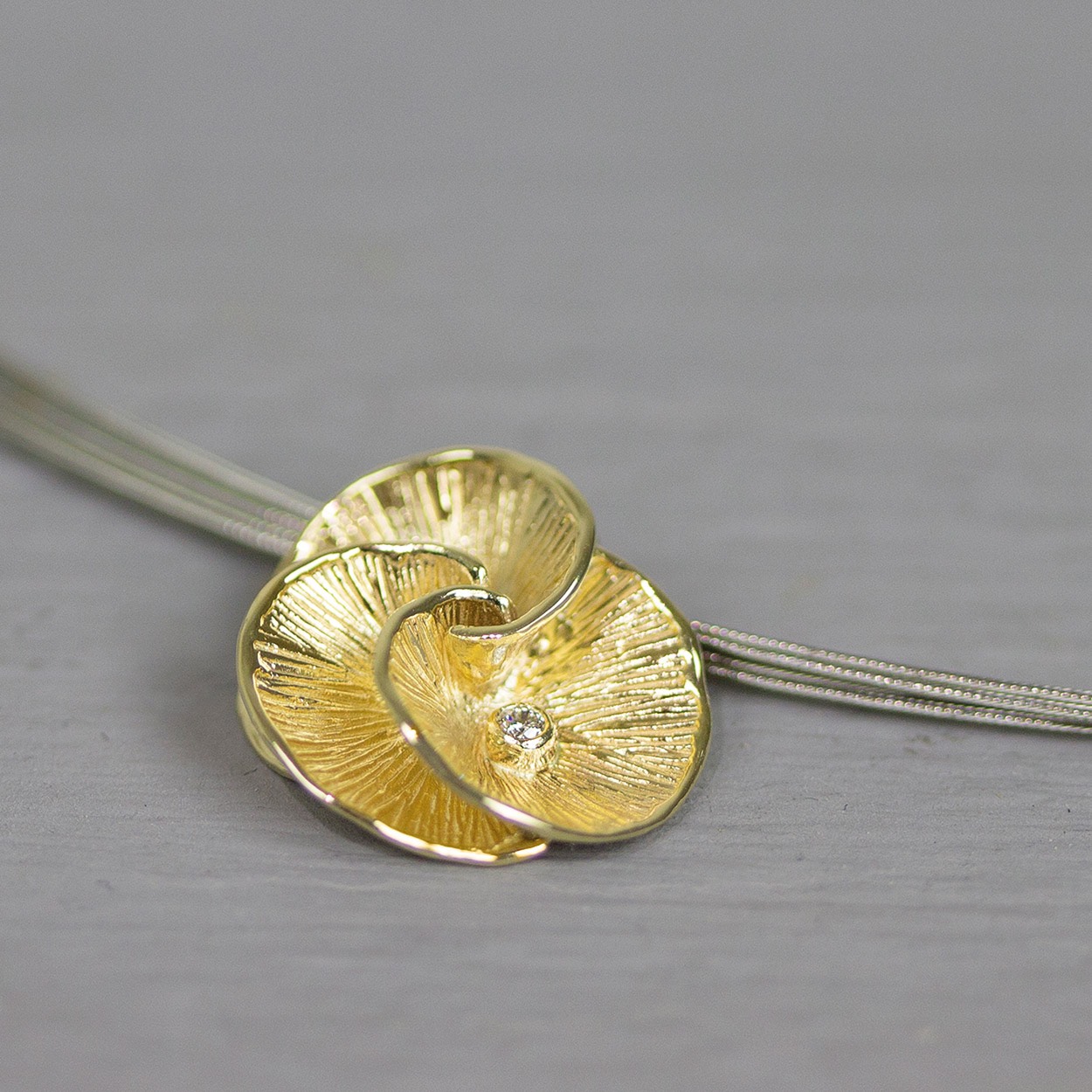 Hanger is exclusief collier