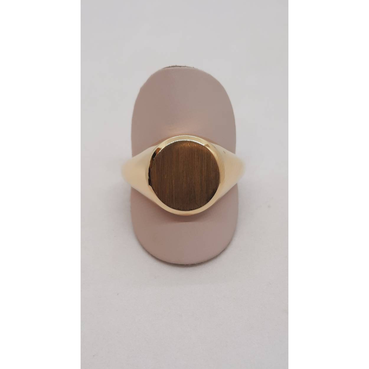 De Gouden Herenring 14kt met modelnummer BREA-JOY-0004021 is een prachtige zegelring van 14 karaats goud. Met een glanzende afwerking en maat 20,5 (juweelgrootte 64), is deze goudkleurige ring perfect voor elegante en formele gelegenheden. Draag hem solo als statementstuk of combineer met andere sieraden voor een verfijnde look.