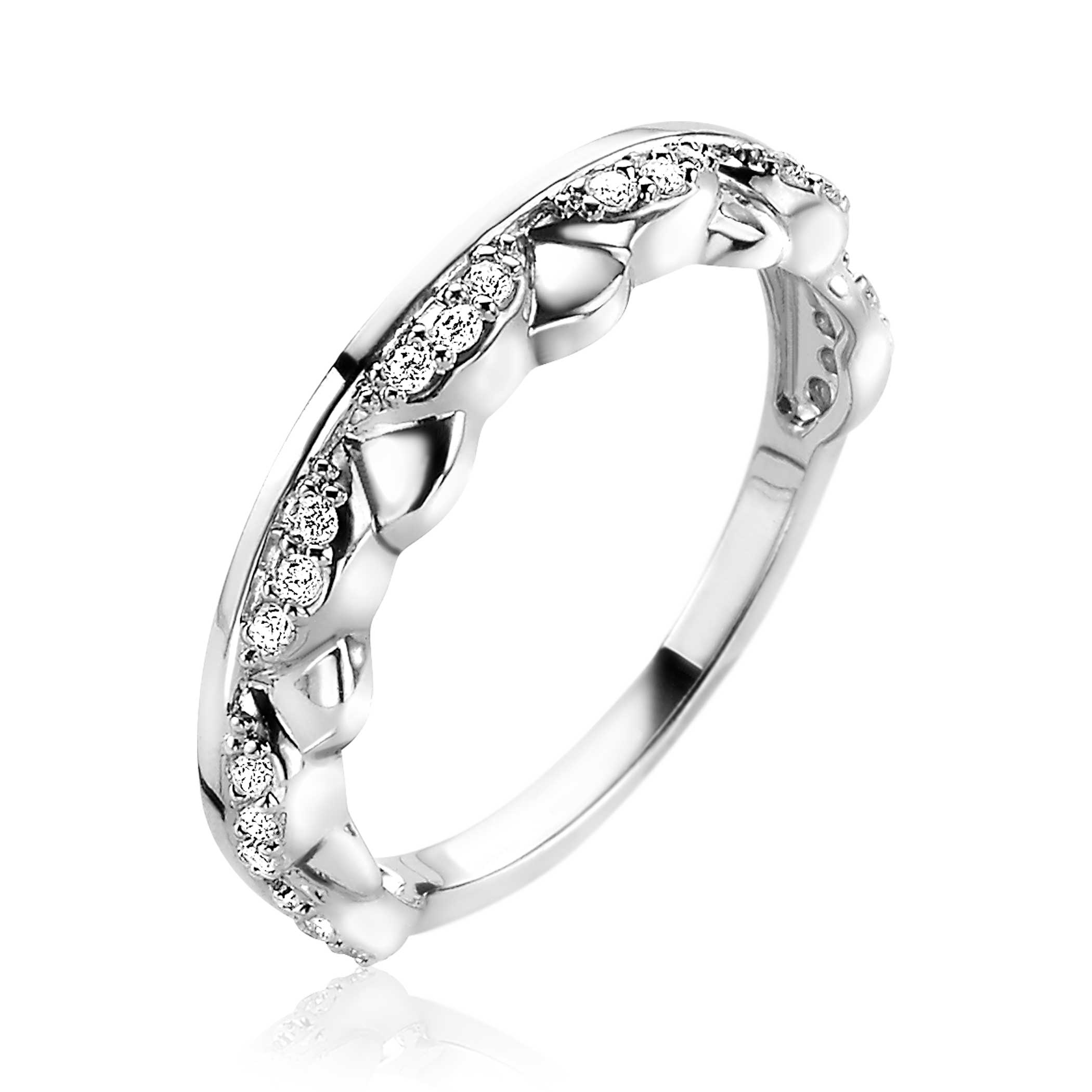 ZINZI zilveren aanschuifring met een zomers golvend design. De ene golf is bezet met witte zirconia's en de andere golf is glanzend zilver. Doordat de scheen van de ring aan één kant vlak is, kan daar een andere ring aangeschoven worden.