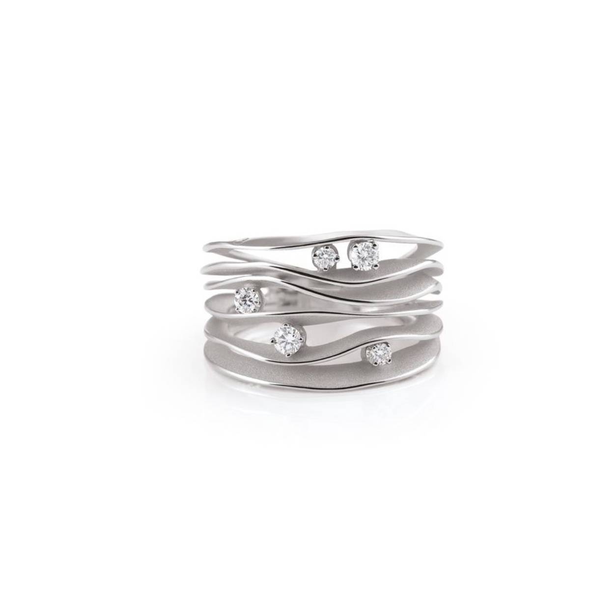 18krt gouden ring met diamant 0,28crt uit de Dune Collectie van AnnaMaria Cammilli. De kleur van de ring is White Ice Gold. Niet alleen wit goud, maar wit als ijs, puur als sneeuw, de lichtst mogelijke schaduw.

Ringmaat: 56 (17 3/4). Heeft u een andere maat, neem dan gerust contact met ons op.

Referentienummer: GAN0914W