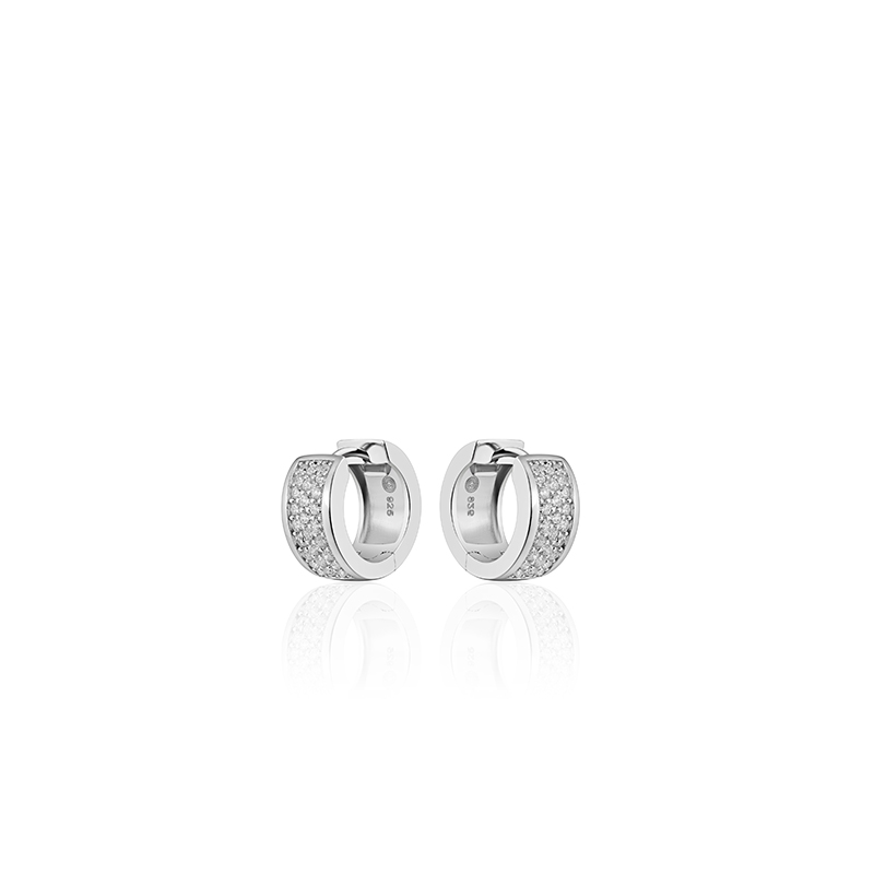 Zilver gerhodineerde oorringen met zirkonia gezet in een pavé zetting. De oorringen zijn voorzien van een scharniersluiting