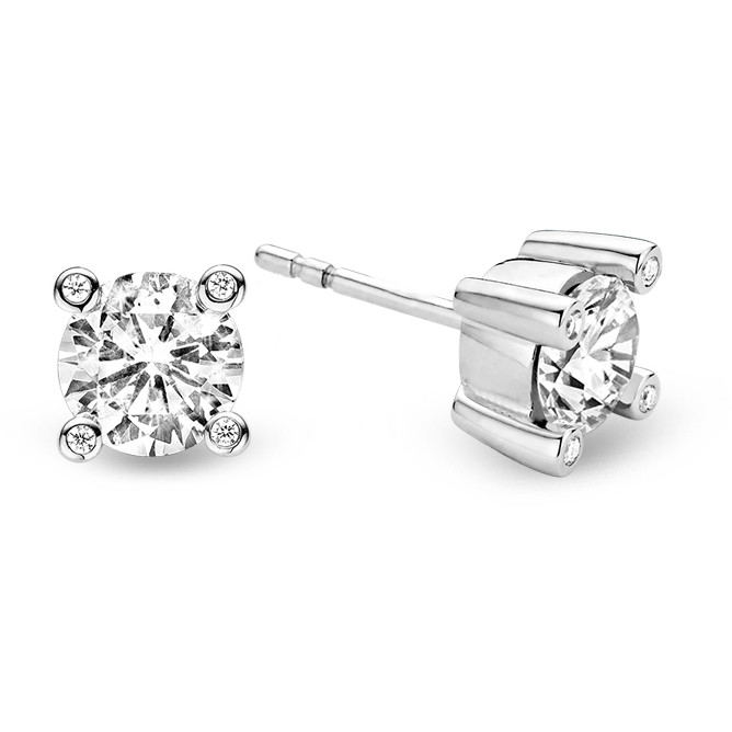 TI SENTO - Milano cadeauset speciaal voor de feestdagen. Deze sprankelende, elegante combinatie van een collier (3860ZI) en oorbellen (7720ZI) gemaakt van gerhodineerd sterling zilver en gezet met zirkonia's zijn de ultieme every day sieraden klassieker. Het collier heeft een lengte is in lengte verstelbaar tussen 38 en 48 cm. De set komt speciaal voor de kerstdagen in een feestelijke verpakking.