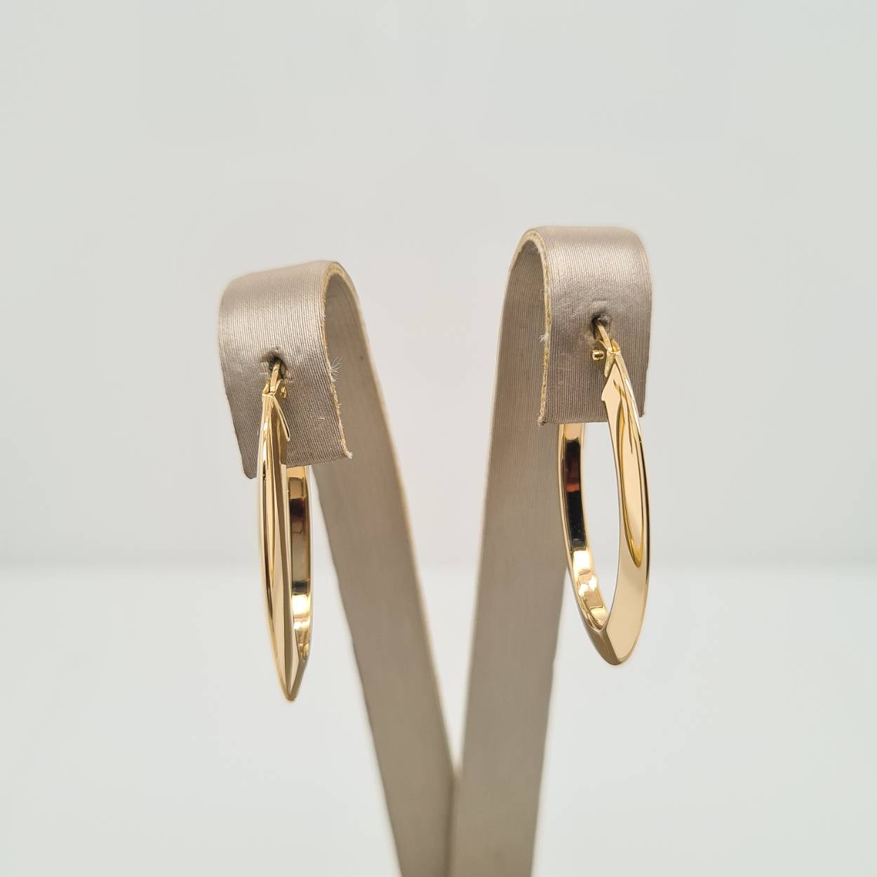 14krt geelgouden oorringen met een afmeting van 26.5x2mm.