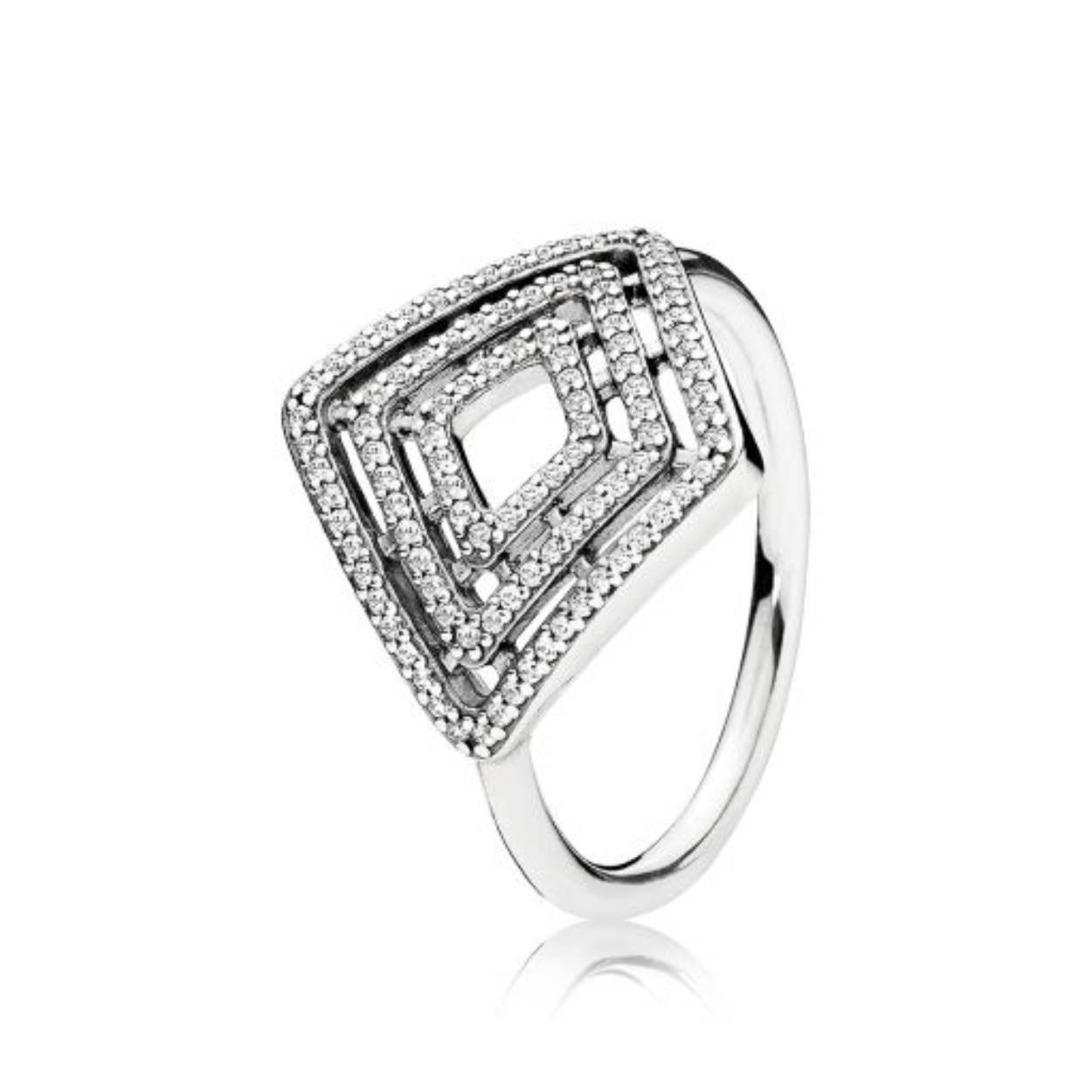 De briljante contouren van diamantvormen zijn klaar om je vinger te versieren. Deze zilveren ring is bezet met glinsterende stenen, wat een echte statement geeft aan de ring.