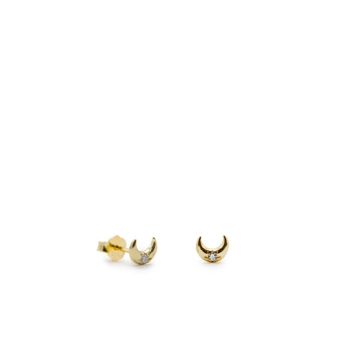 Gold-plated silver piercing mini moon design with zirconia. If you want to set a trend bet on combinations with piercings. We have many proposals for you. Gold plated silver piercings mini moon design with rhinestones, an ideal complement to add personality to your outfit!
