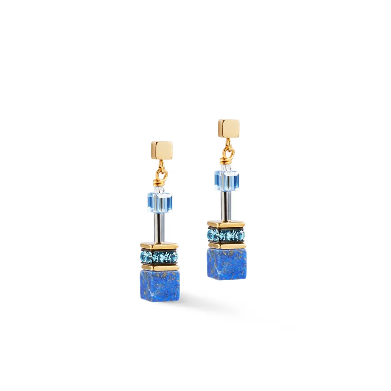 Klassiek, diepgaand, tijdloos - de GeoCUBE® Iconic Precious oorbellen blauw combineren de krachtige elegantie van lapis lazuli met sprankelende Swarovski®-kristalblokjes. De intens blauwe tinten symboliseren rust en kracht, terwijl kostbare roestvrijstalen elementen in goud voor een luxueus contrast zorgen. Perfect voor stijlbewuste looks met een moderne twist.