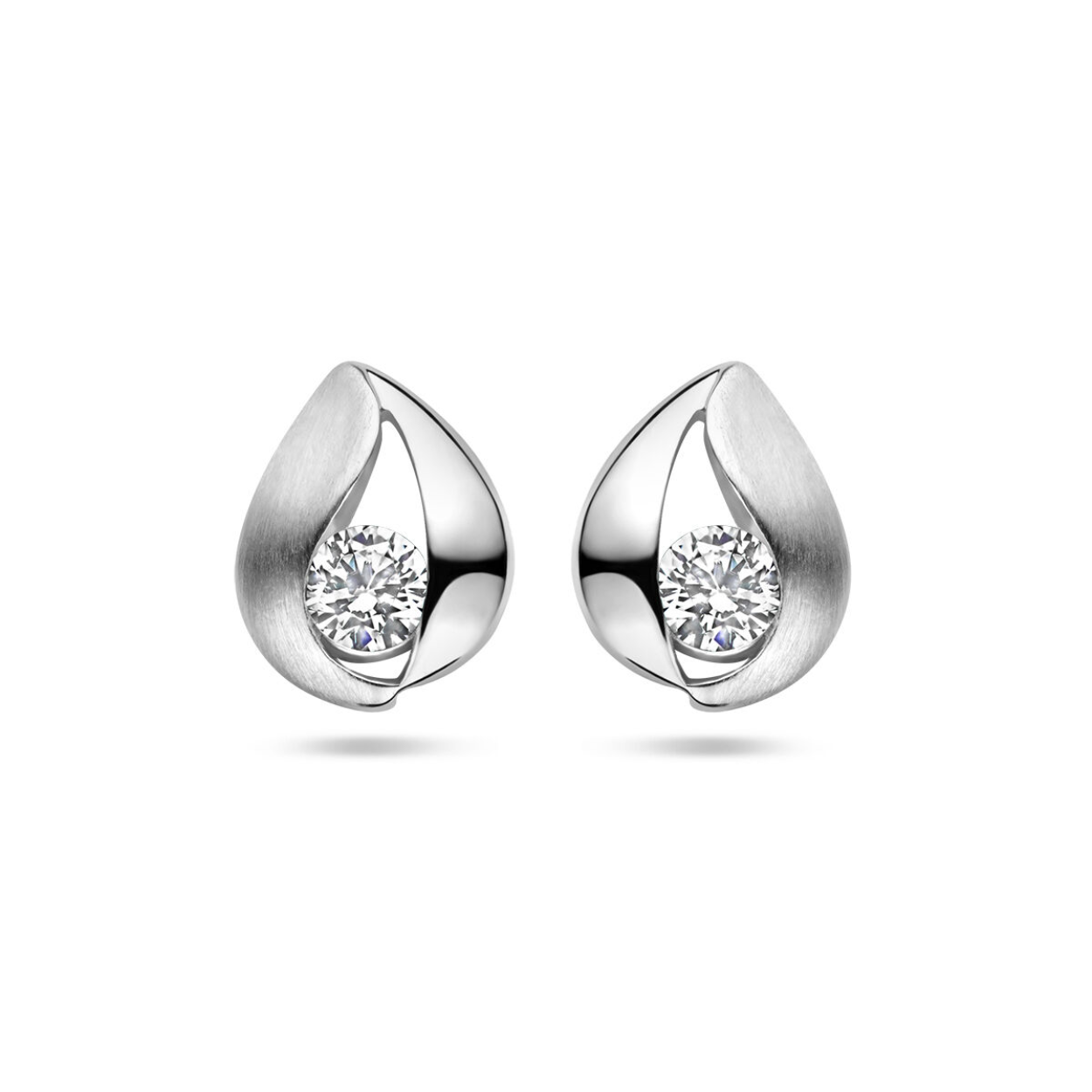Zilver oorknoppen druppel zirkonia poli/mat
Gerhodineerd 925 zilveren oorknoppen uitgevoerd met zirkonia. De oorknoppen hebben een totale hoogte van 10.5mm.
