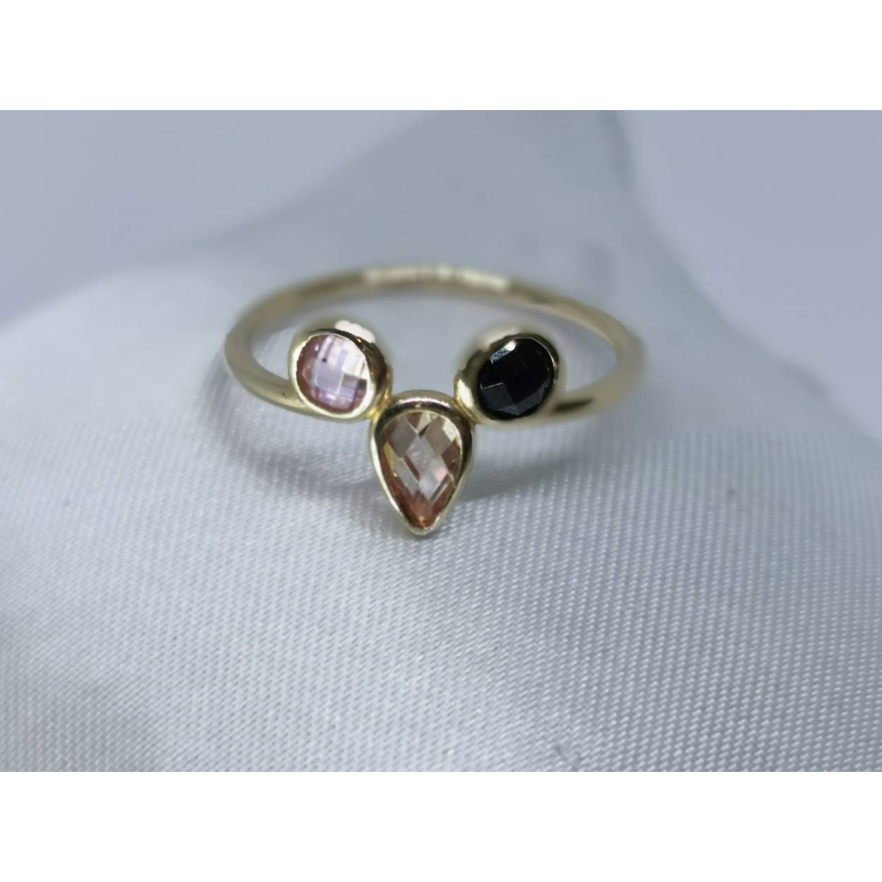 14 karaat geel gouden ring met druppel en rond geslepen gekleurde zirkonia.