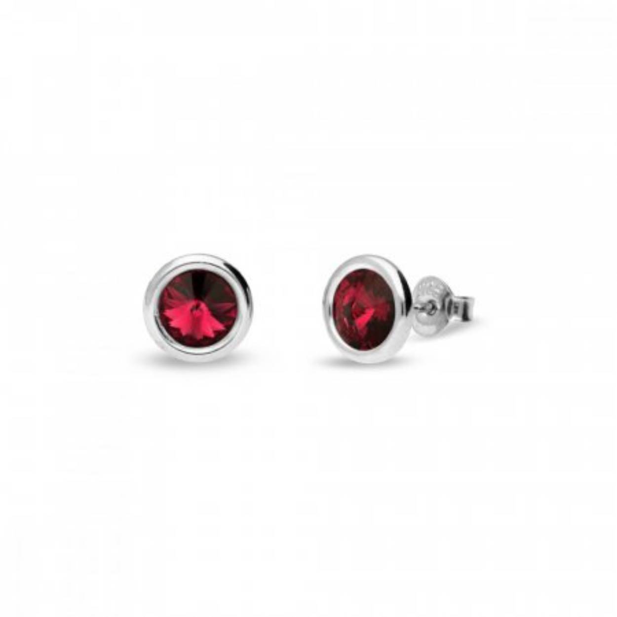 Maak je looks compleet met deze prachtige Small Bonbon Birthday Studs Oorbellen van SPARK Jewelry voor dames. De kleur Granaat staat voor de maand Januari.

Zilveren oorstekers met een rode kleur, facetgeslepen Swarovski kristal (ø6mm) waar achter een rond zilveren plaatje zit met een slanke steker. De steker is voorzien van een pousette (vlinder) sluiting, waardoor u deze oorstekers gemakkelijk in- en uitdoet. De oorstekers zijn gemaakt van 925 sterling zilver, om een mooie glans te behouden zijn alle sieraden van Spark gerhodineerd.

Maak je look helemaal af door te combineren met de Necklace. Spark Birthday Stone Necklace Granaat NB1122SS29SI