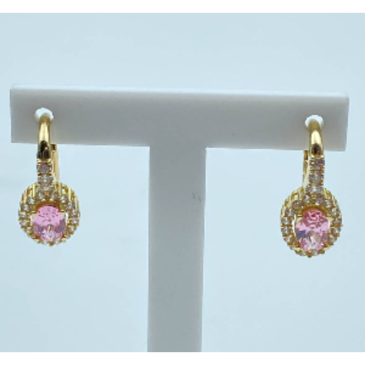 14 Karaat geel gouden entourage oorhangers. 
Synthetische roze toermalijn