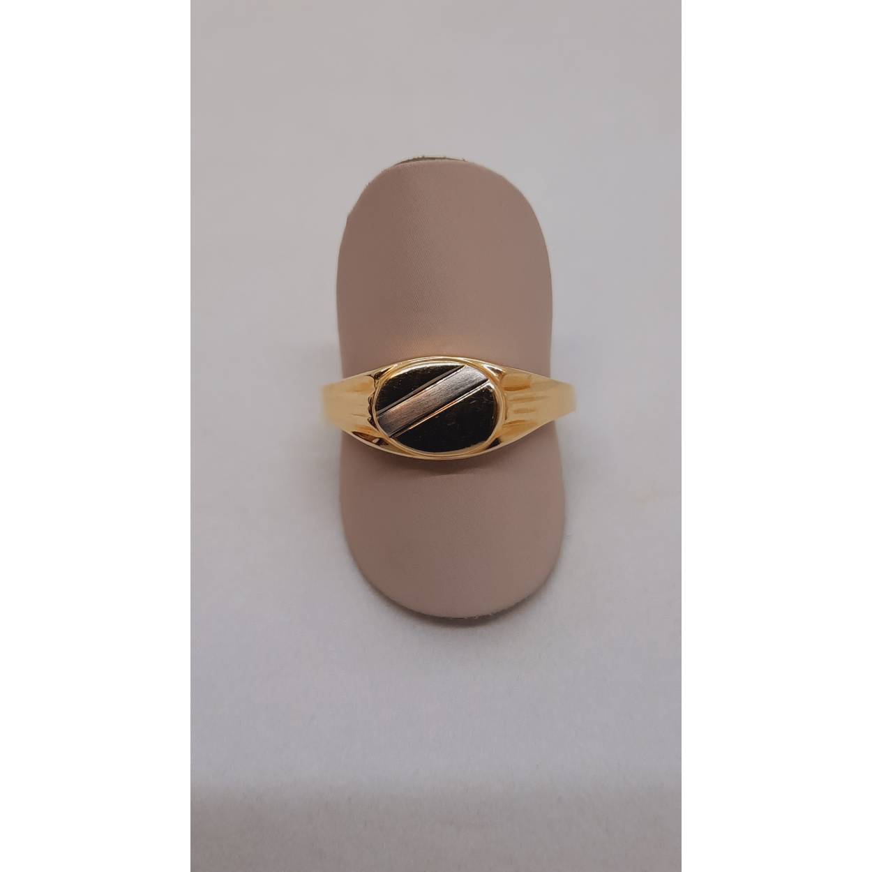 De gouden herenring met modelnummer BREA-JOY-0004020 is een verfijnd sieraad gemaakt van 14-karaats goud met een glanzende afwerking in goud-zilver kleur. Perfect voor stijlvolle evenementen of dagelijkse verfijning. Draag deze ring om uw look een elegante touch te geven en te pronken met klasse en vakmanschap. Ideaal voor mannen die luxe en subtiliteit waarderen.