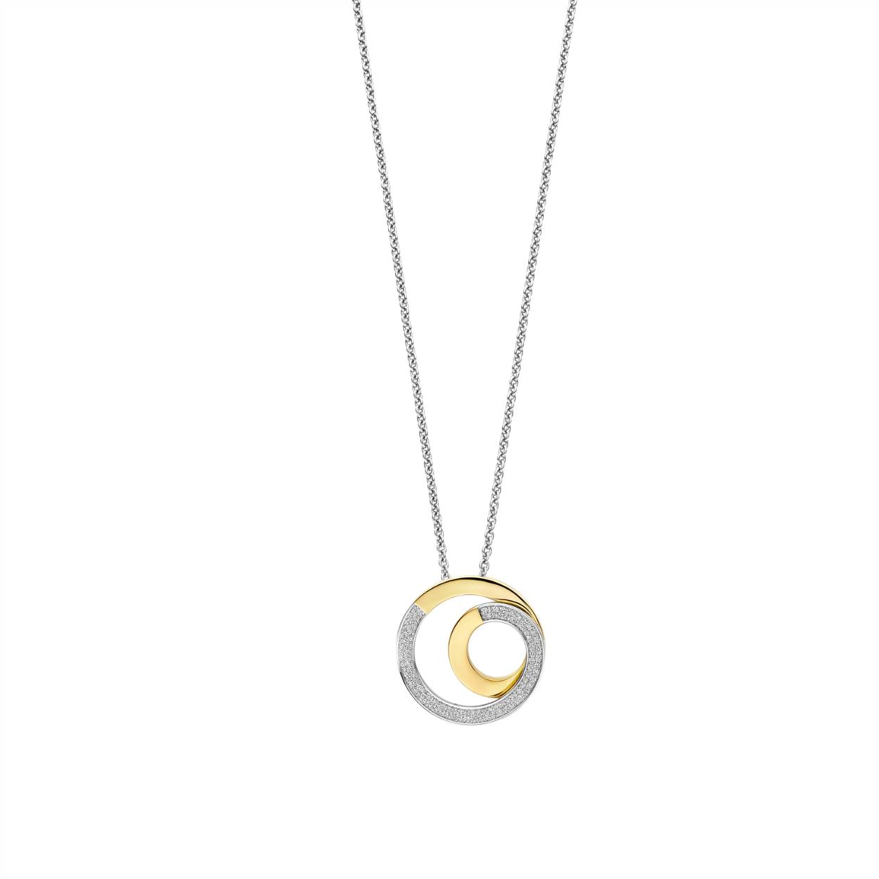 Omarm de harmonie van contrast met dit TI SENTO vergulde collier 34109ZY. De hanger toont twee in elkaar grijpende cirkels, één met een hoogglanzende goudkleurige vergulding en de ander verfraaid met pavé gezette witte zirconia, wat een betoverend spel van licht, beweging en textuur creëert. Vervaardigd uit hoogwaardig 925 sterling zilver straalt dit sculpturale ontwerp verfijnde elegantie uit, met een echo van architectonische rondingen en tijdloze symboliek. Het open-cirkelmotief roept een gevoel van eenheid en vloeiendheid op, waardoor dit designer collier een betekenisvolle toevoeging is aan iedere sieradencollectie. Ideaal om te combineren in lagen of alleen gedragen maakt dit statement-sieraad elke look bijzonder, van zakelijke dagoutfits tot vloeiende avondensembles. Of het nu wordt gestyled voor werk, events of dagelijkse luxe, het voegt precies de juiste dosis verfijning en fonkeling toe. Nikkelvrij en hypoallergeen, het belooft blijvend comfort met een luxueuze afwerking.
