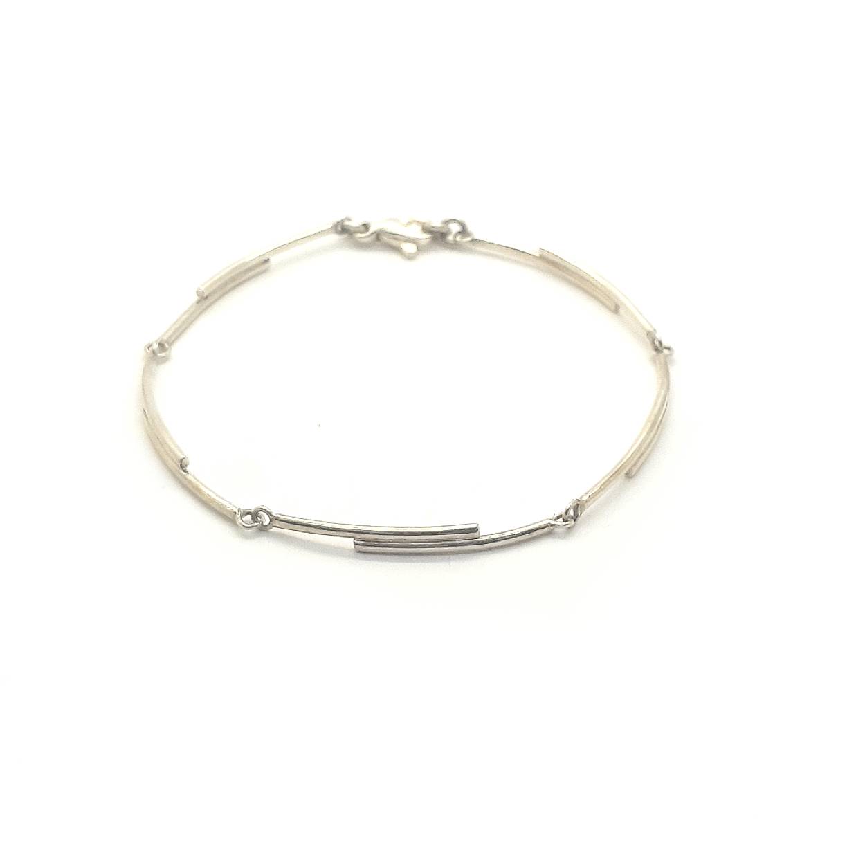 Deze fijne zilveren armband bestaat uit meerdere schakels die uit twee banen bestaan. Door de lichte buiging in elke schakel zal de armband geheel natuurlijk aan jouw pols dragen. 

Wist je dat wij deze armband helemaal op maat kunnen maken? De lengte van de schakels bepalen hoe deze armband om jouw pols zullen vallen. Mocht deze lengte aangepast moeten worden is dat gewoon mogelijk, 

Maak een afspraak en kom de armband passen! Of bestel haar gelijk, dan sturen we deze mooi verpakt naar je toe.