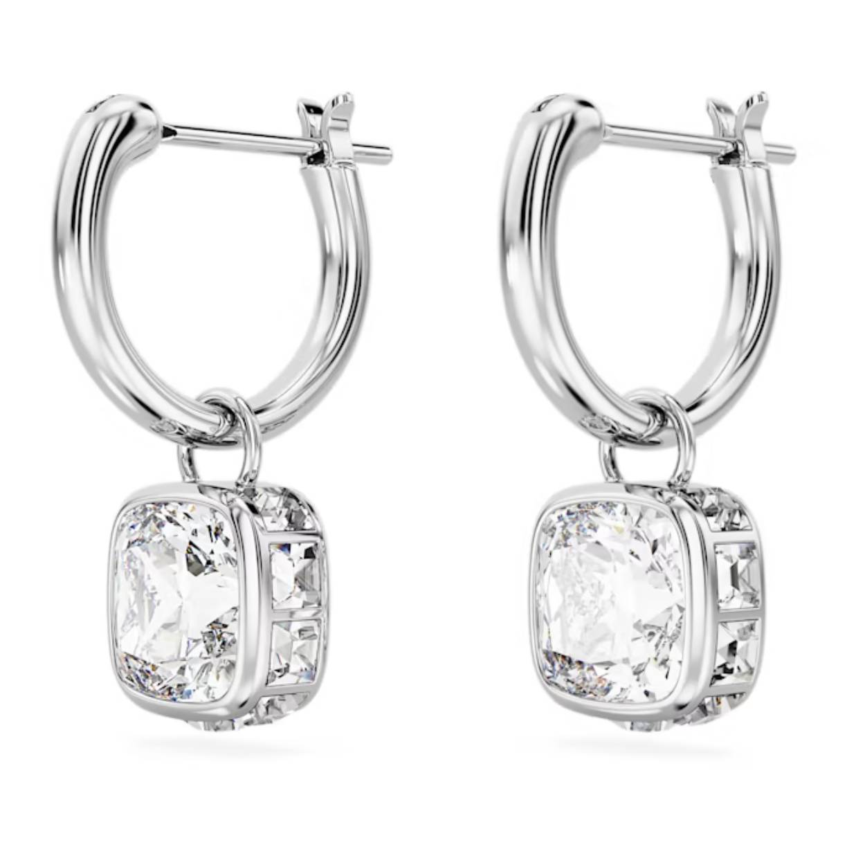 Deze stralende Stilla-oorbellen zijn het perfecte voorbeeld van ingetogen en stijlvolle sieraden. Elke oorbel met een rhodium toplaag bevat een heldere Swarovski Zirkonia met facetten die wordt omringd door heldere vierkante kristallen aan een miniring. Moeiteloos elegant.
Collectie:  Stilla
Kleur:  Wit
Formaat: 2 x 0.8 cm
Materiaal:  Kristallen, Rodium-verguld, Zirkonia
Gewicht (individueel product):  1.9 g