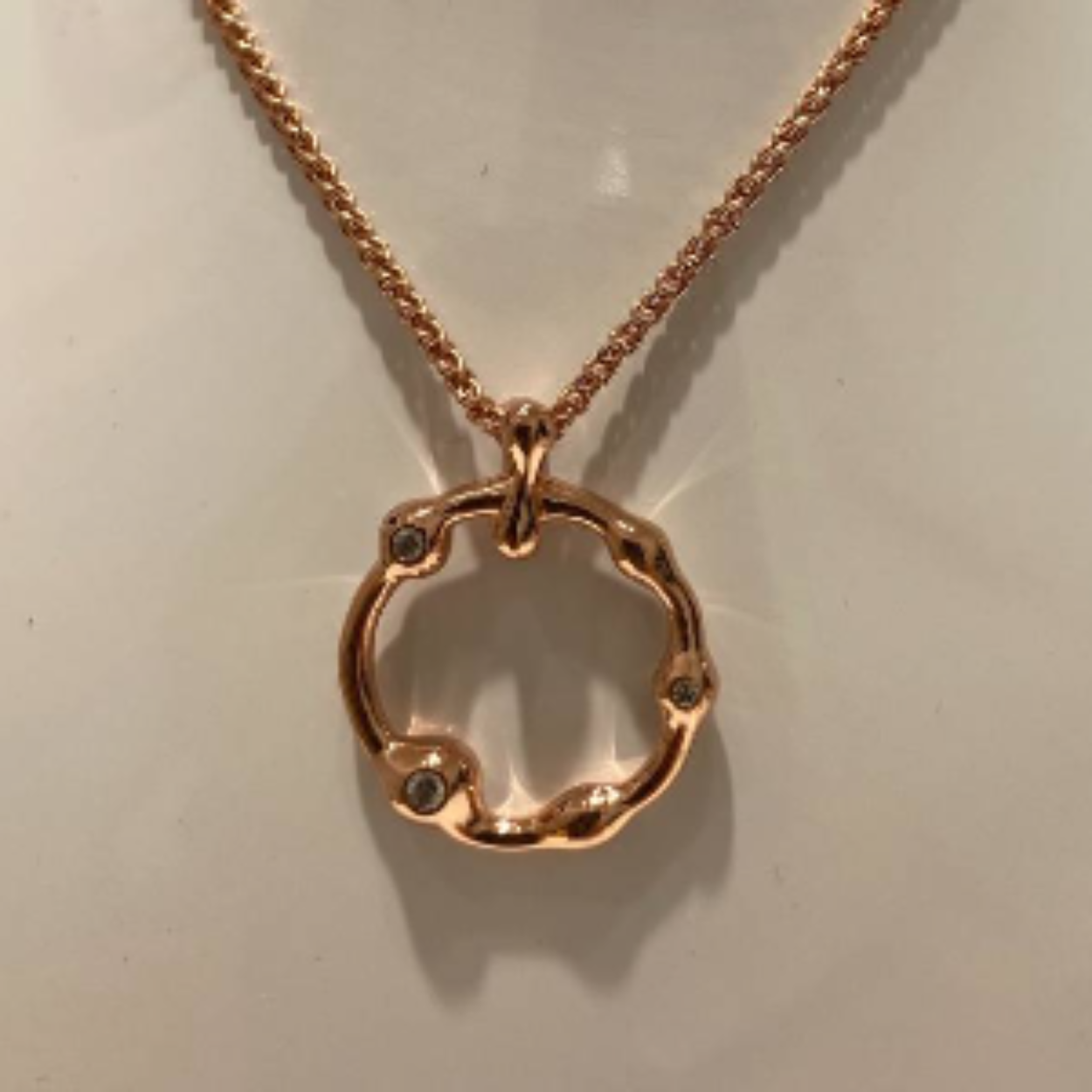 925 Zilver, Rosé verguld hanger met witte zirkonia's.

