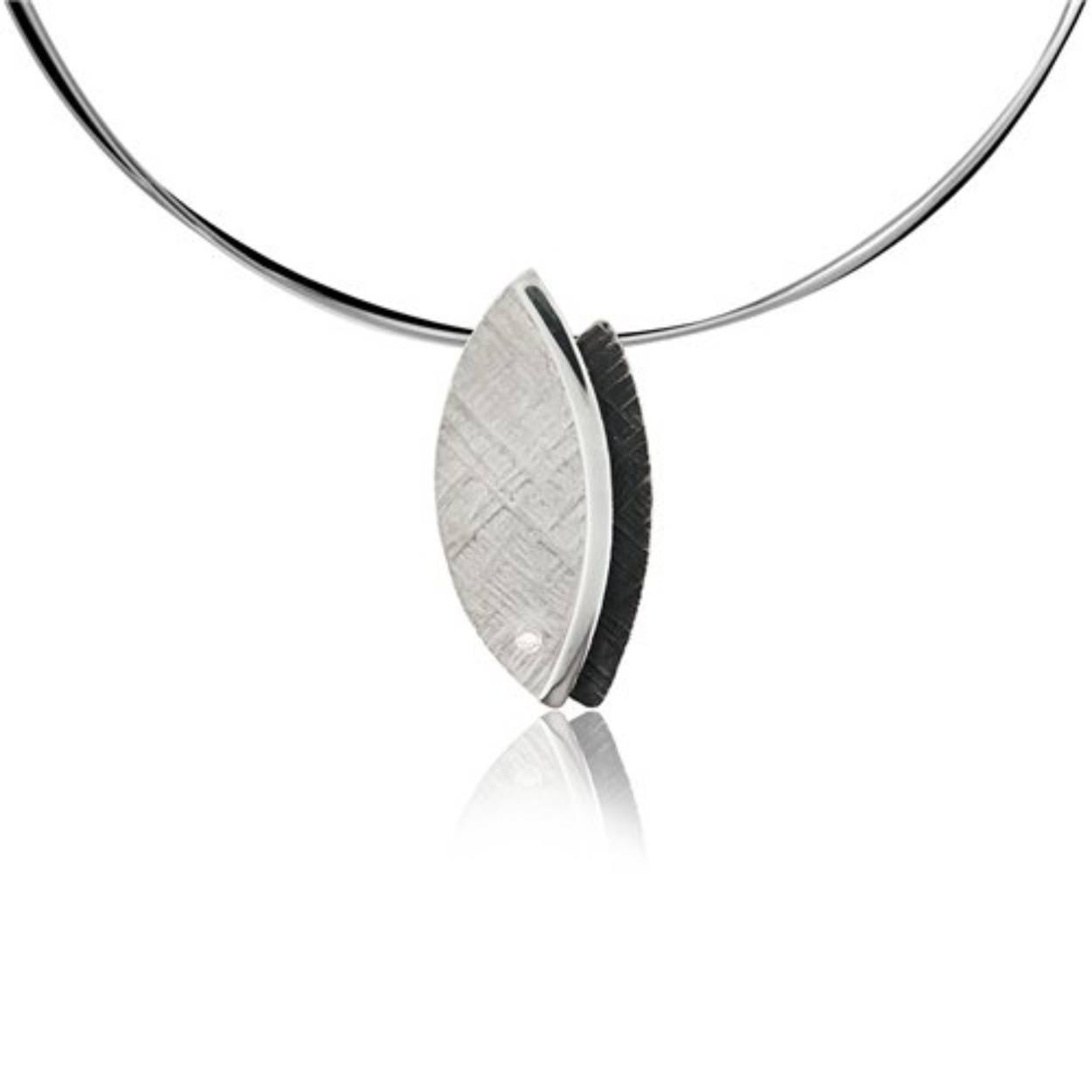 Een stijlvolle zilveren choke afgewerkt met een schitterende diamant. De lengte is 45cm