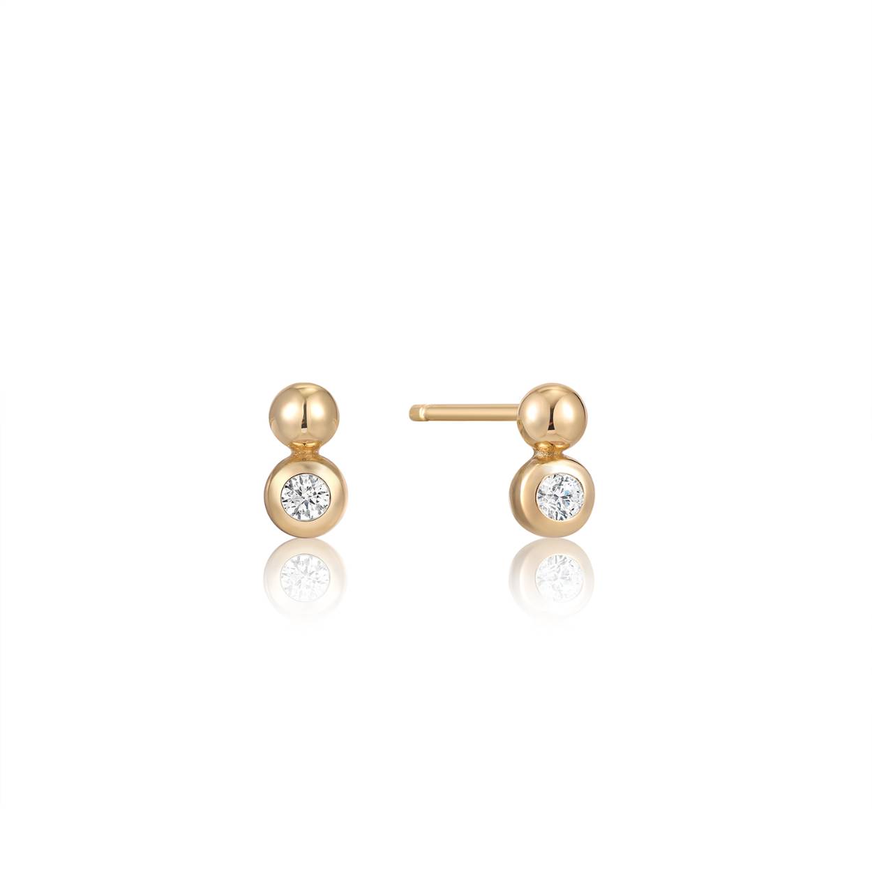 Til je oorbellencollectie naar een hoger niveau met deze bolvormige oorbellen, afgewerkt met een glinsterende zirkonia. De perfecte keuze voor elke dag! Combineer de jouwe met brede goudkleurige oorringen om een trendy look te creëren.