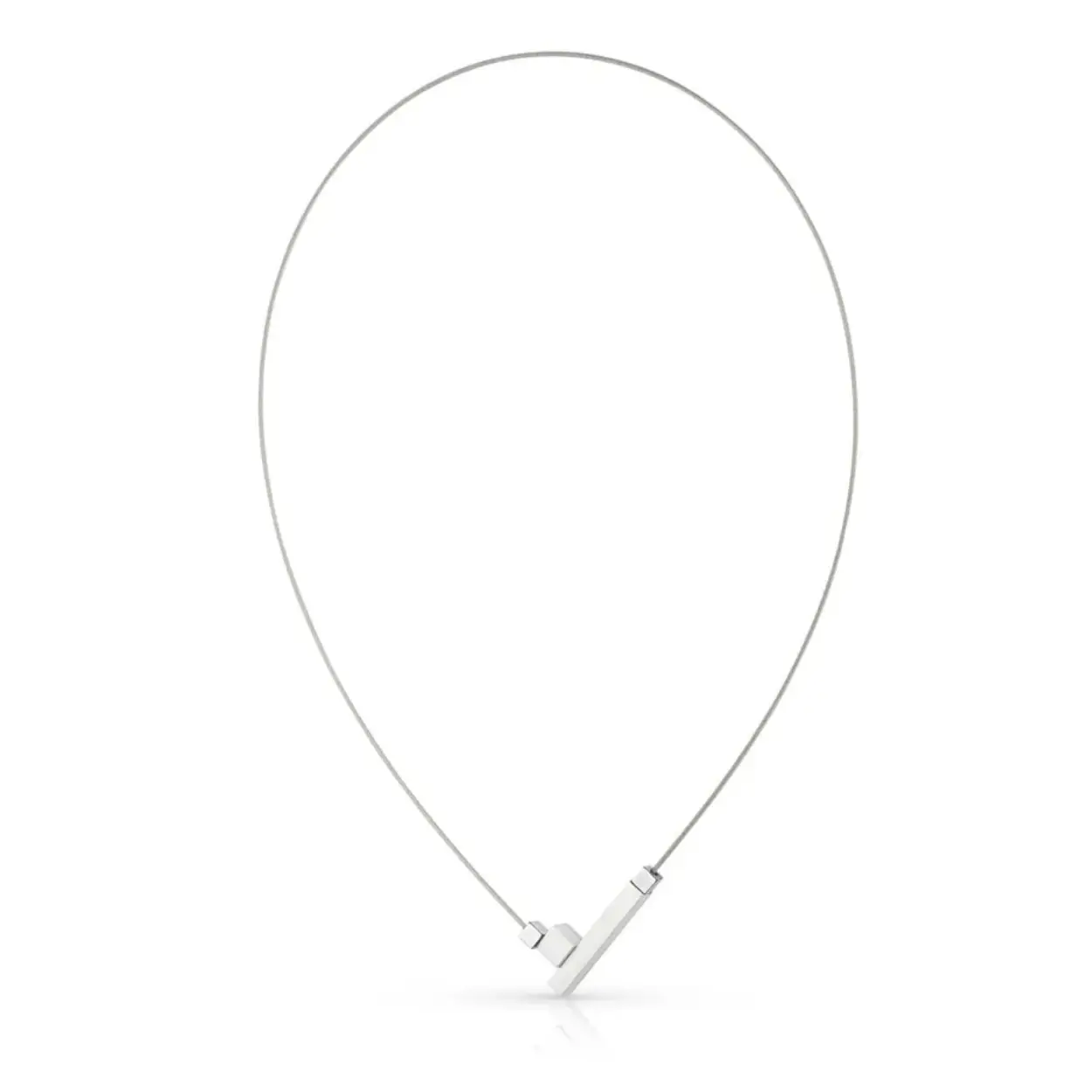 Collier van klein vierkant en rechthoek met een glanzend kubusje van hematiet. Het sluit met een magnetische sluiting tussen de gekleurde delen in het voorste ornament. Dit collier is verkrijgbaar in verschillende kleuren en heeft een soepel vallende edelstalen collier draad. Dit eenvoudige basis collier kun je altijd combineren met andere items uit onze collectie zoals de kleine kubus oorknopjes O28 en de ring R4. Tijdloos en basic in de vormgeving.