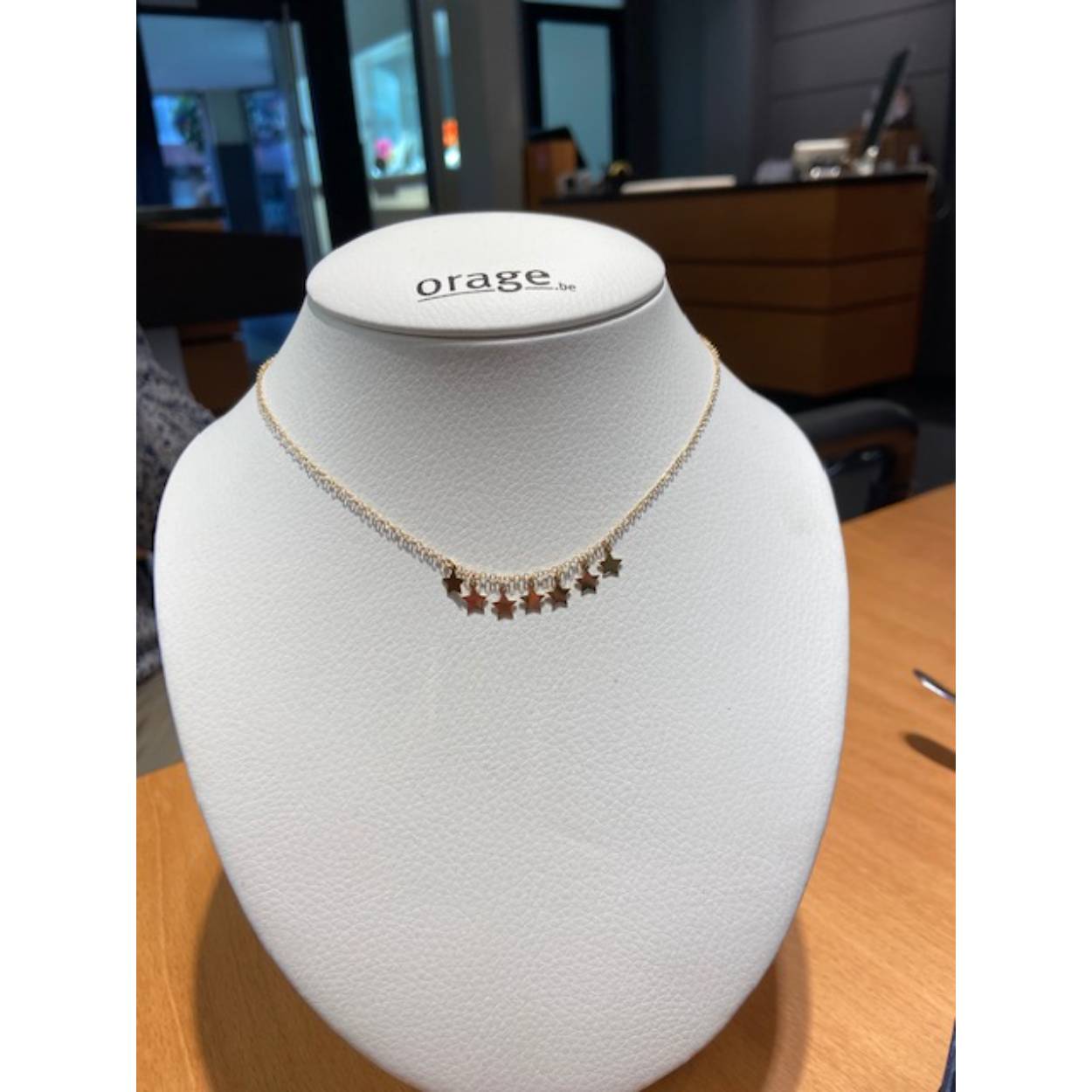 Geel gouden ketting (18 kt) met 7 kleine sterretjes.
Lengte: 43 cm