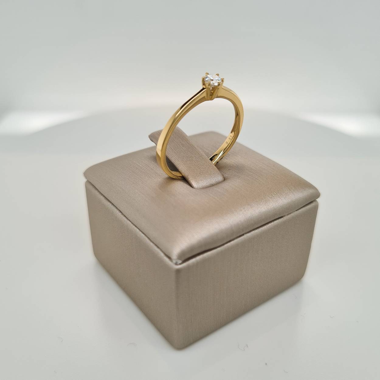 Prachtige 18krt gouden ring met diamant, 0,15crt H Si. De maat van de ring is 54 (17 1/4). Heeft u een andere maat, neem dan gerust contact met ons op.