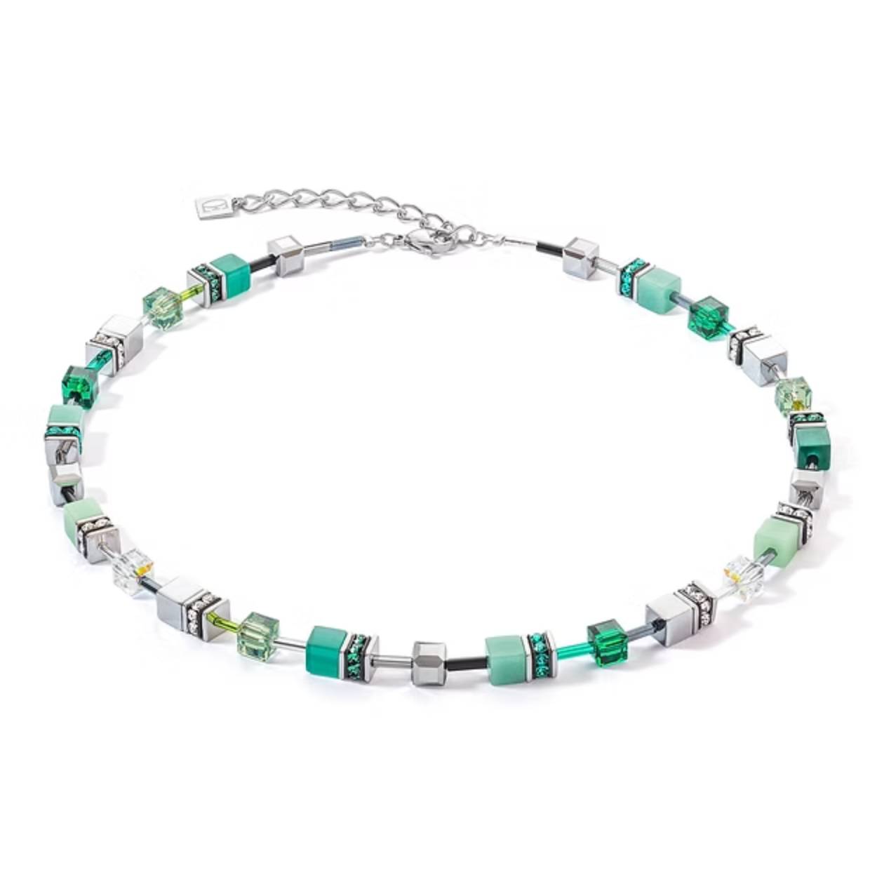 Ketting uit de coeur de Lion sieraden collectie

 

MATERIAAL:

Swarovski® Crystals
Synthetic tiger's eye
Rhinestone rondelles
Haematite with titanium oxide finishing
Glass

Staal verguld

 

Alle Coeur de Lion sieraden worden met de hand gemaakt in Duitsland.

Er wordt gebruik gemaakt van topmaterialen en de basis is edelstaal. Dit materiaal is ijzersterk, zeer huidvriendelijk en verkleurd niet.

 

Voor de kleurrijke toevoegingen aan de collectie armbanden, colliers en oorsieraden wordt gebruik gemaakt van Swarovski® kristallen, edelstenen, strass en Polaris, een speciale kunststof soort met een prachtige matte glans dat in een oneindig aantal kleuren te maken is.


Veel armbanden en collier zijn voorzien van een degelijke karabijn sluiting met een verlengketting. Door het slot in 1 van de open schakels te sluiten is het op verschillende lengtes te dragen.

 

Elk item wordt verpakt in een luxe opbergdoos en is voorzien van een Coeur de Lion tag aan het slot, de garantie dat je met een echt handgemaakt sieraad van Coeur de Lion koopt.