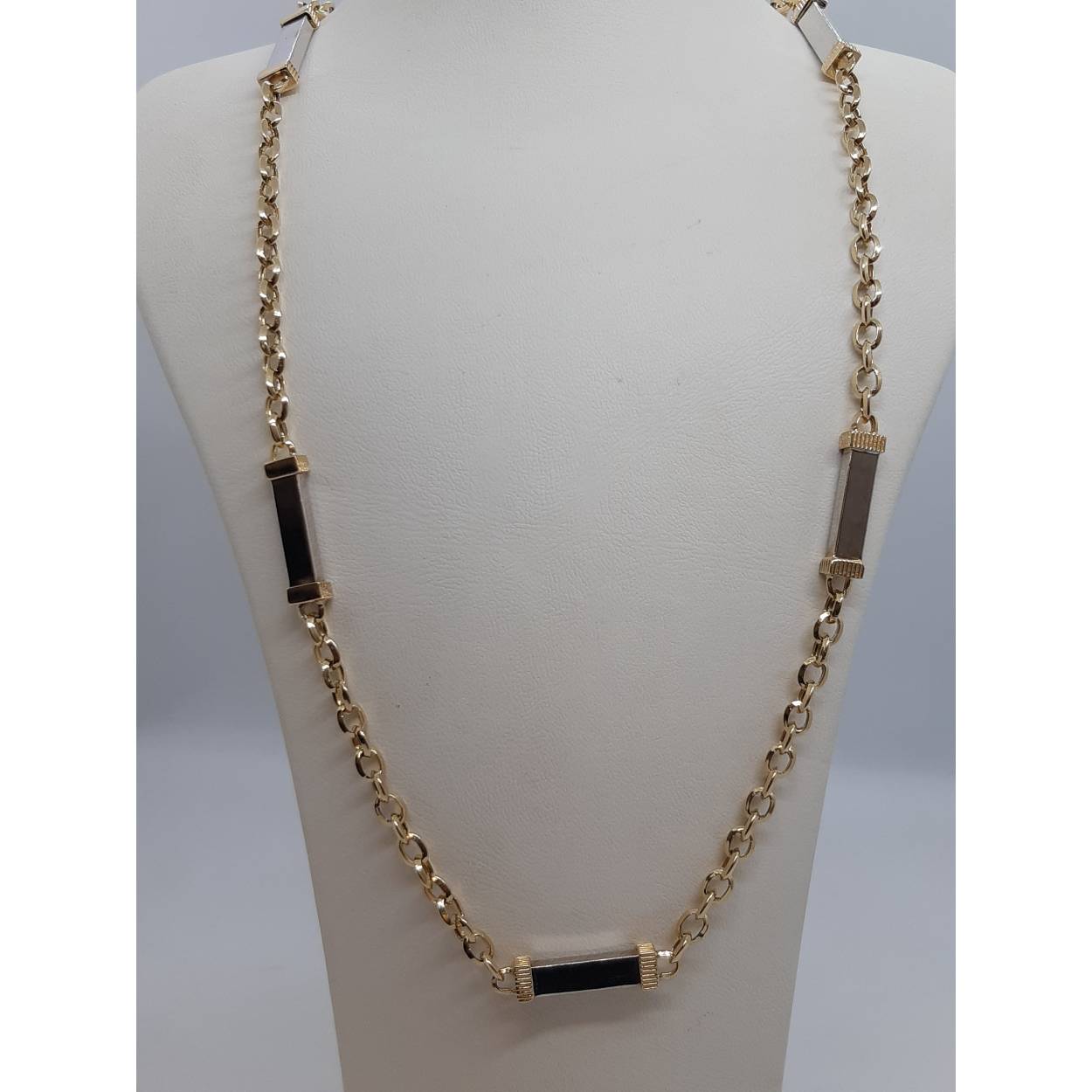 De gouden herenketting, modelnummer BREA-RDL-0002740, is een elegante 14-karaats gouden halsketting van 67 cm met een breedte van 6 mm en een gewicht van 17,64 gram. De ketting heeft een glanzende afwerking en een goud-zilver kleur. Perfect voor zowel formele als casual outfits. Draag hem solo of combineer met andere kettingen voor een gelaagde look.
