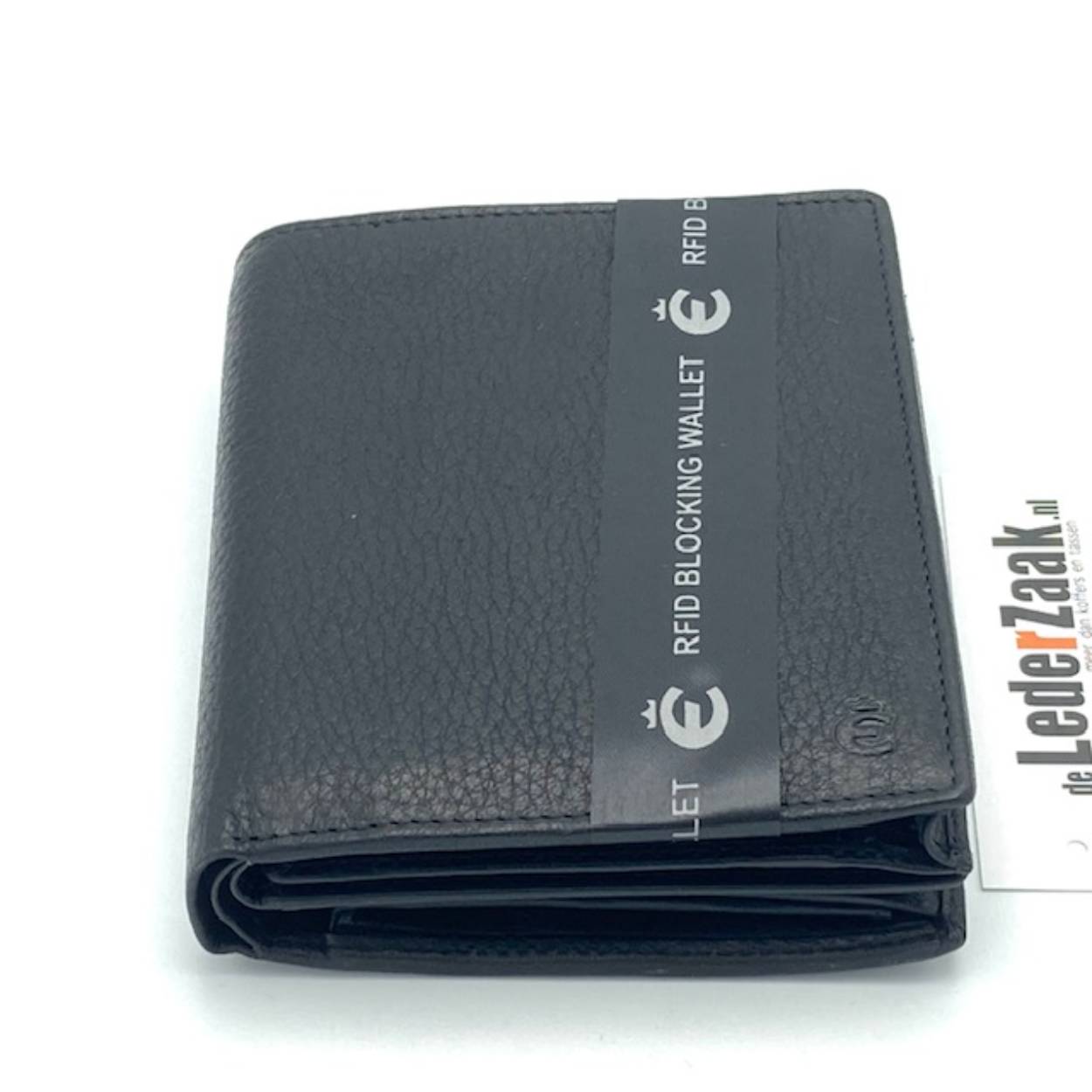 Hoge billfold  welke is voorzien van geheimvak voor grote biljetten. En u kunt maar liefst 25 pasjes individueel opbergen.

Afmetingen:
Hoogte 13cm x breed 10cm x diep 3cm