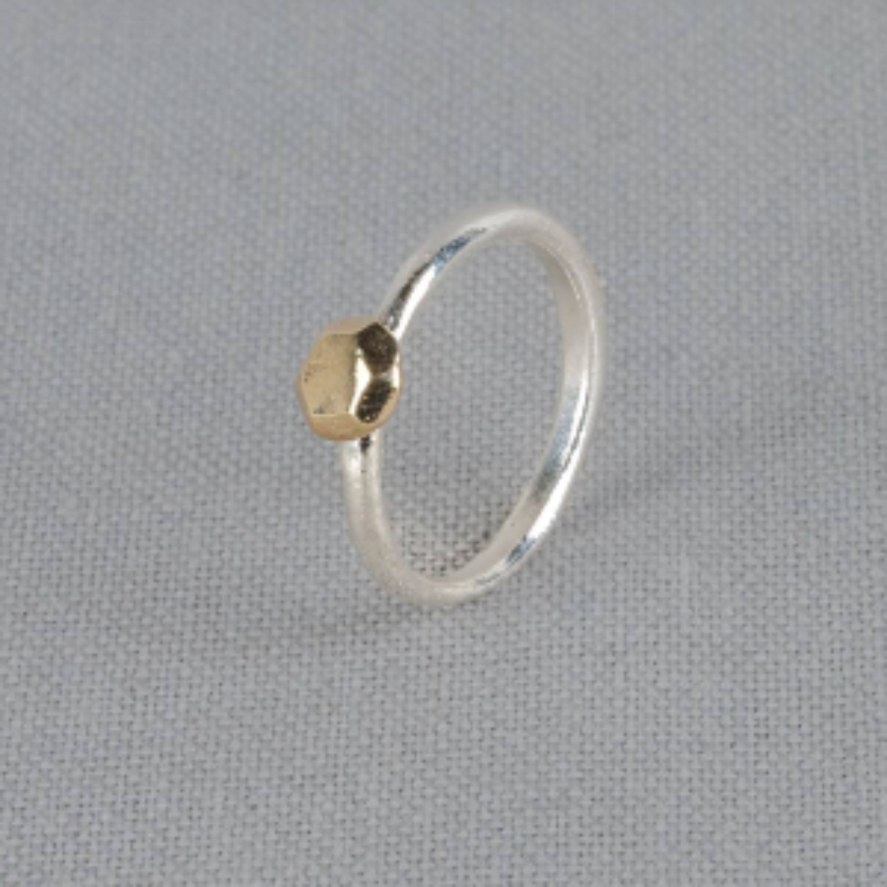 Ring gemaakt van 925 sterling zilver in combinatie met 9 karaat. Deze ring is ideaal te combineren met de andere Mix & Match ringen uit onze collectie. De afmeting van de zeshoek op de ring is 0,6 x 05 cm.