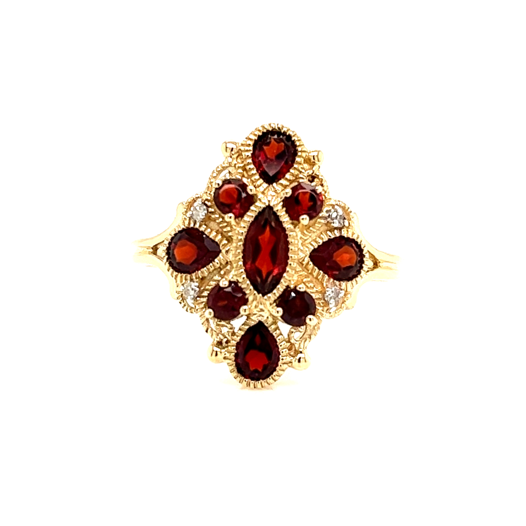 Geelgouden ring met granaatstenen in diverse slijpvormen gecombineerd met kleine diamantjes.