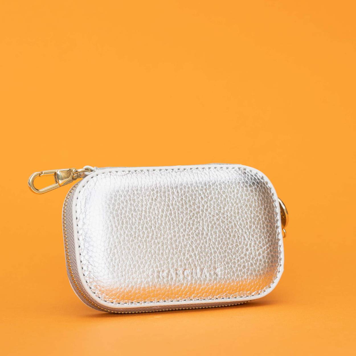 Nieuw in onze collectie is de Wallet Square 2.0, de ruimere versie van onze populaire Wallet Square. De Wallet Square 2.0 is iets dikker dan de gewone Square. Dat geeft je de mogelijkheid om behalve je geld en je pasjes net iets meer bij je te hebben: je lipgloss, je Airpods, noem maar op. Je kiest uit een aantal natuurlijke tinten maar er zijn ook uitbundige kleuren. Je combineert ze makkelijk met de andere items van Kascha-C, zoals de Phonebag, de Mitpointbag en natuurlijk onze cords en covers. 
Hoogte 8,1 cm, lengte 12,7 cm, dikte 2,6 cm