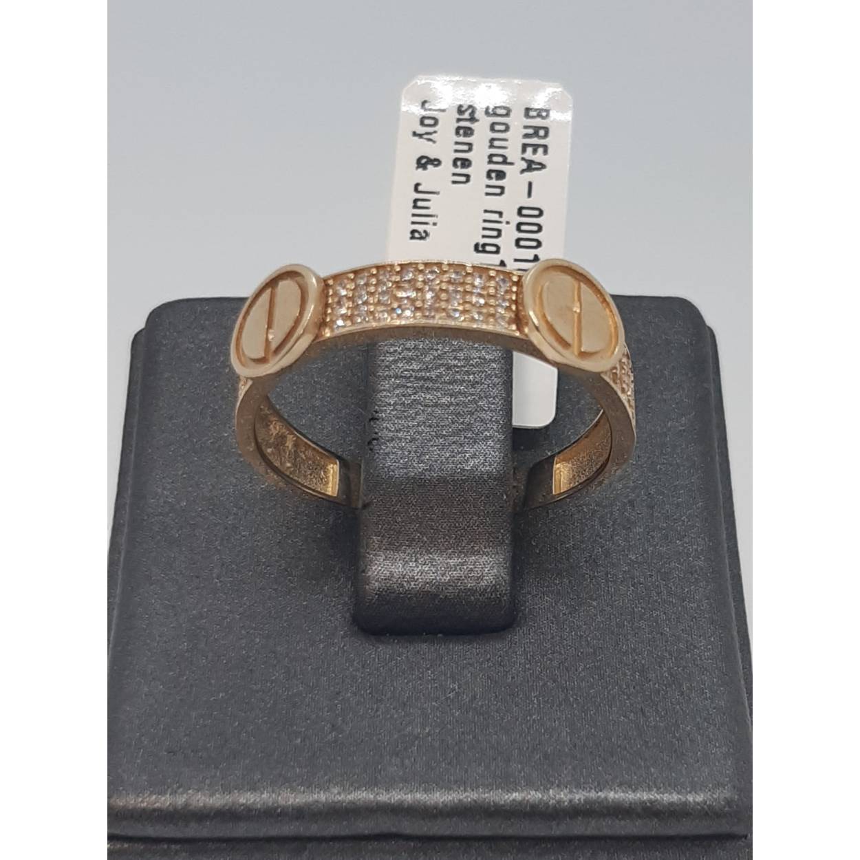 De gouden ring met modelnummer BREA-0001689 is een prachtige 14kt gouden sieraad met stenen. Het is van categorie "JEWEL", met glanzende afwerking en in maat 54 verkrijgbaar. Ideaal te combineren met zowel chique als casual outfits, voor een verfijnde en elegante uitstraling. Draag het als statementstuk op een speciale gelegenheid.