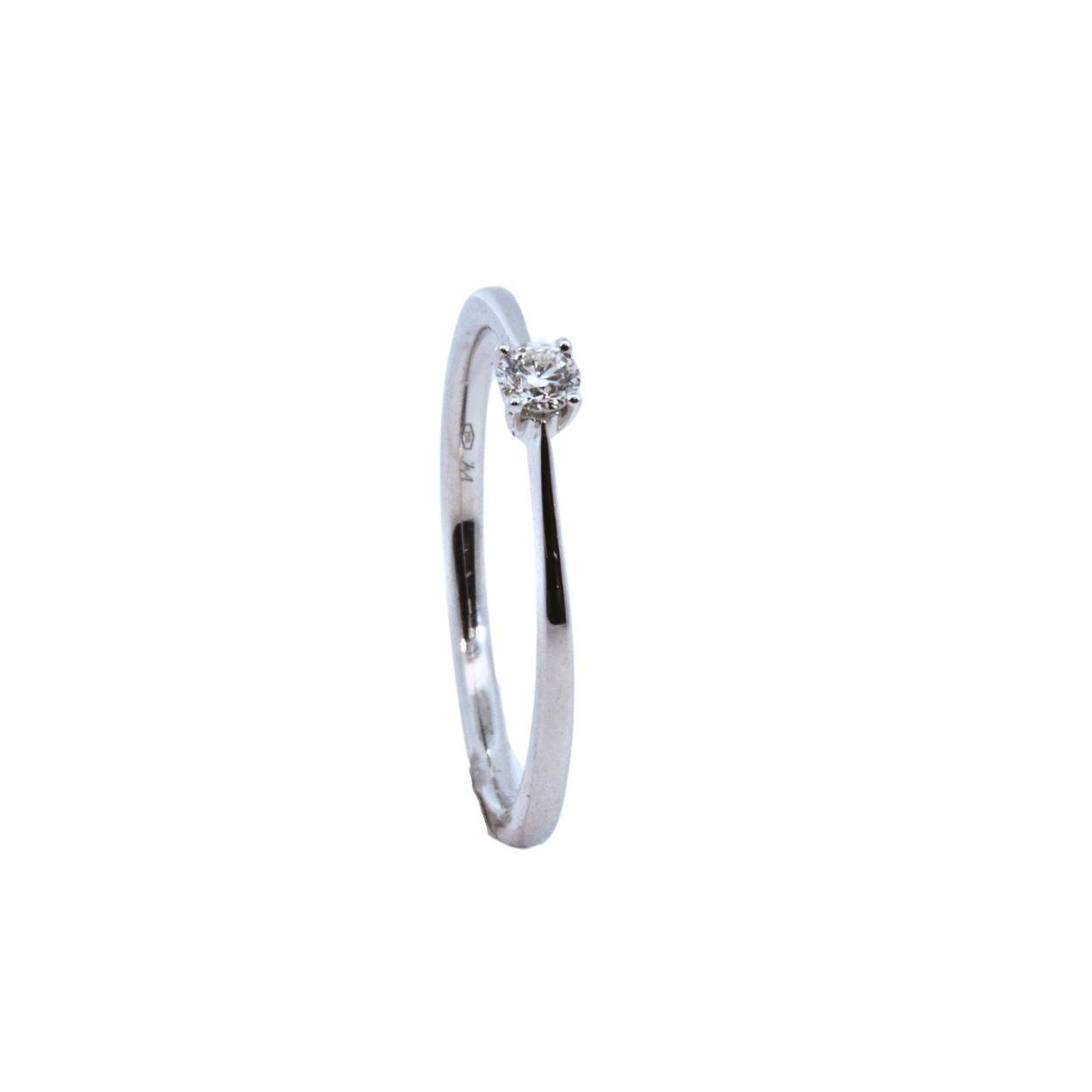  Deze bicolor J&A 1970 ring J&A1733 is vervaardigd uit 18 karaat wit- en geelgoud. Bovendien is deze solitaire ring bezet met een briljant van 0,10 karaat briljant.