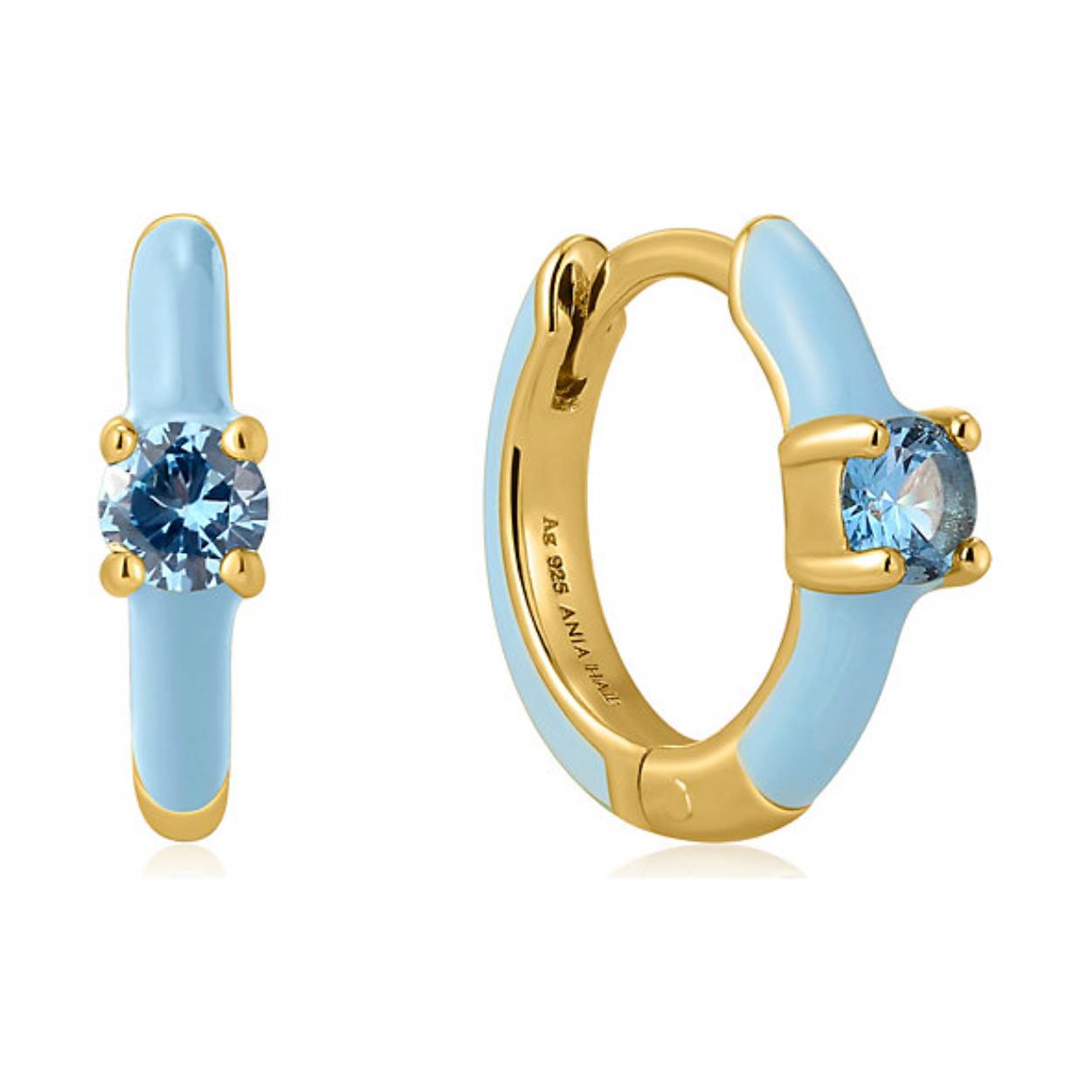 Ania Haie Poederblauw Emaille Gouden Huggie Hoop Oorbellen E028-05G-B Dit zijn geen gewone Huggie Hoops. Dit paar gouden knuffels straalt de inspiratietrend van de collectie uit, 'joyful glam', en balanceert ons lente-/zomerkleurenpalet met een bijpassende zirkonia tot in de perfectie. De flits van poederblauwe kleur waarvan je niet wist dat je ze miste op je oorstapel, combineer ze met studs of grotere hoepels voor een ultieme jaloersmakende stijl. Oorbeldiameter = 12 mm Oorbelbreedte = 1,8 mm CZ-maat = 3 mm