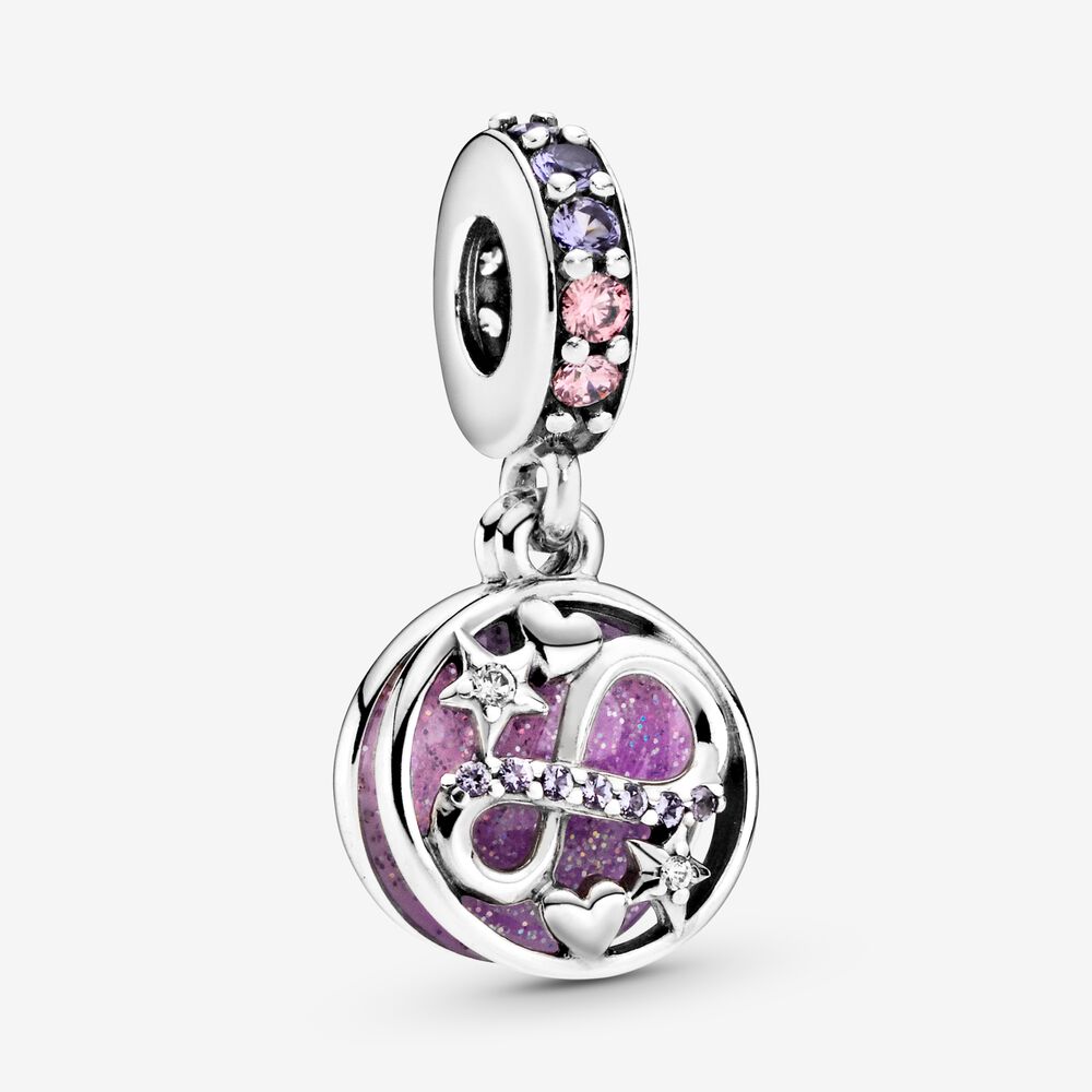 Draag deze glinsterende oneindige harten en sterren hangende bedel als symbool van eeuwigdurende liefde. Net als de onmetelijke liefde tussen ouder en kind symboliseert het de oneindige diepe band die tot in de eeuwigheid duurt. Dit design met dubbele hangers is geaccentueerd met paarse en roze kristallen, heldere zirkonia en met de hand-aangebracht poederroze, diep lavendel en zilverkleurig glitteremaille. De bedel is gegraveerd met de woorden, 'I love you to infinity & beyond' voor de perfecte finishing touch.