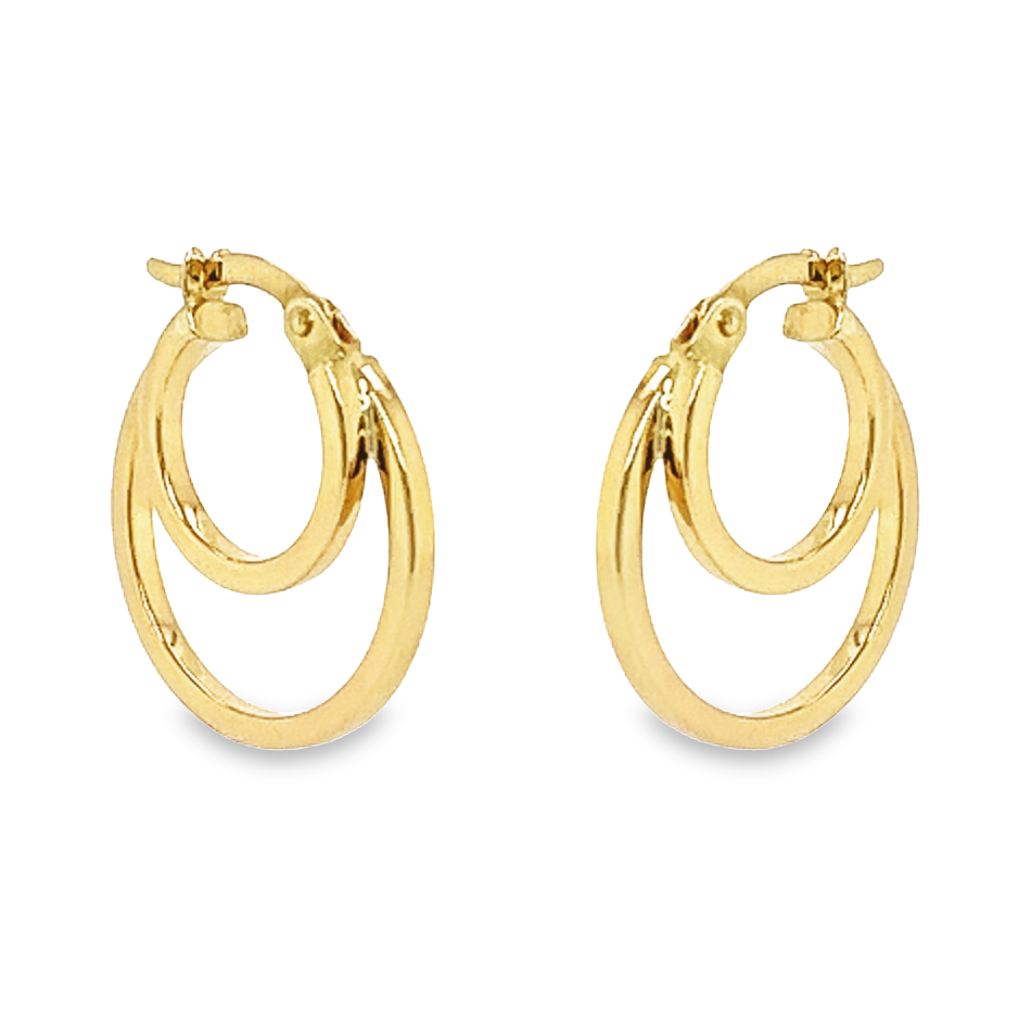 Deze geel gouden oorringen zijn volledig glad gepolijst en bestaan uit twee ringen. De kleinere ring steekt wat meer naar buiten uit. Deze oorringen zijn perfect voor iemand die houdt van geelgoud.
