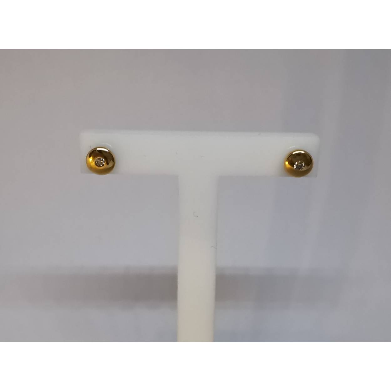 14 Karaat geel gouden solitaire oorstekers met briljant geslepen diamant.