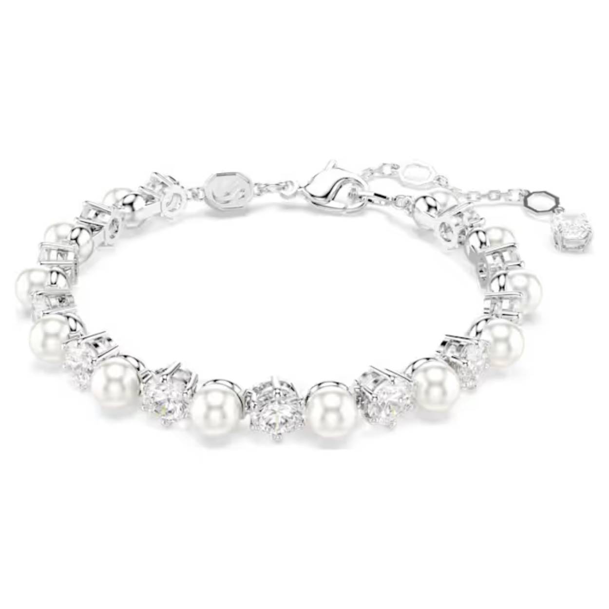 Dit prachtige sieraad tilt de klassieke Swarovski Tennis-armband naar een nieuw niveau van verfijning. Het ontwerp met rhodium toplaag is voorzien van een omlijsting van afwisselend Swarovski Zirkonia en Swarovski Crystal Pearls, wat zorgt voor een moderne twist van pure elegantie. De innovatieve sluiting benadrukt de precisie en zorgt voor een goede pasvorm rond de pols. Combineer deze armband met bijpassende oorbellen of een ketting voor maximale schittering.
Artikelnr.: 5689625
Collectie:  Matrix
Lengte (minimum - maximum): 16.5 - 21 cm
Breedte: 0.5 cm
Materiaal:  Rodium-verguld, Crystal pearl, Zirkonia
Kleur:  Wit
Type sluiting:  Karabijn