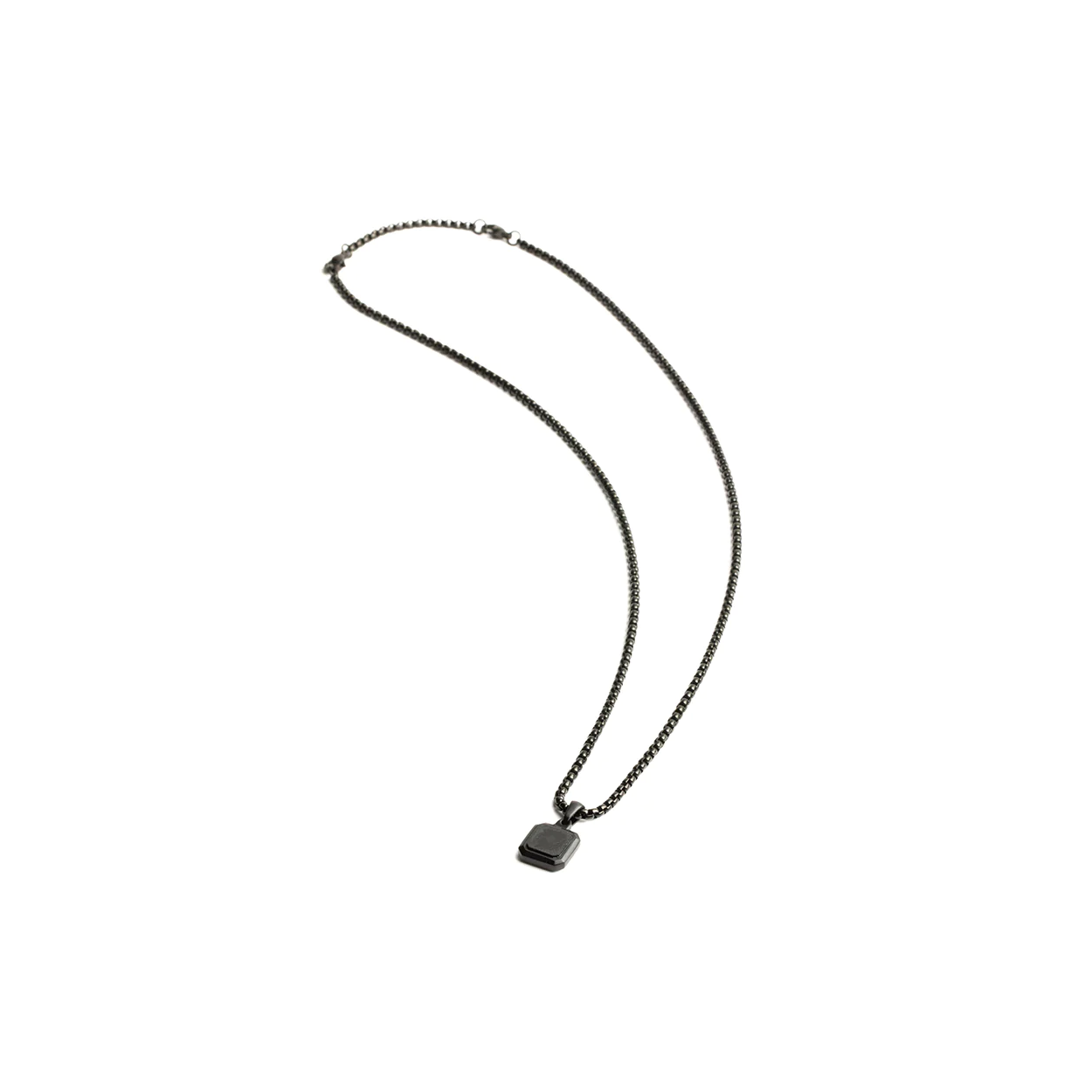 Deze halsketting wordt gemaakt uit roestvrij staal en heeft een diameter van 3mm, meet 58cm in lengte en wordt geleverd met een verlengstukje van 6 cm. De achthoekige natuursteen is verwerkt in een hanger van Japans titanium, een ultrasterk en hypoallergeen materiaal.

Agaat is een beschermende steen die vooral in de VS en in Mexico te vinden is. Zijn beschermende kracht zorgt voor innerlijke stabiliteit, rust en volwassenheid. Wist je trouwens dat deze steen wordt gevormd in vulkanisch actieve gebieden, waar het water door de scheuren van de aarde stroomt?

De Griekse term Meraki betekent letterlijk "iets doen met enorme toewijding en passie".