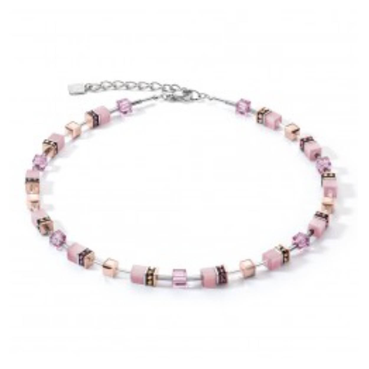 Een heel fijn kleurijk collier van Coeur de Lion! De blokjes zijn netjes afgerond of gefacetteerd waardoor het lekker draagt. Alles wordt met de hand gemaakt en in elkaar gezet.

De materialen die gebruikt worden laten de kleuren ook extra schitteren in het licht door het effect dat ze geven. Synthetische tijgeroog bijvoorbeeld geeft een gestreept effect en de Swarovski kristallen blokjes glanzen geweldig mooi. De overige materialen zijn glas, polaris, strass stenen en het basismateriaal is staal.

De maten en lengtes van de kettingen van Coeur de Lion worden gebaseerd op gemiddelde maat dames. Het fijne is ook dat er een stalen verlengketting aan zit waardoor de ketting op meerdere lengtes gedragen kan worden. De lengte van deze ketting is 42 cm tot 47 cm. De karabijnhaak sluiting is ook gemaakt van staal en bevat een mooi formaat wat goed hanteerbaar zal zijn. De dikte van de grootste blokjes zijn 6 mm en bij de strass steentjes meet de totale dikte 6,5 mm.