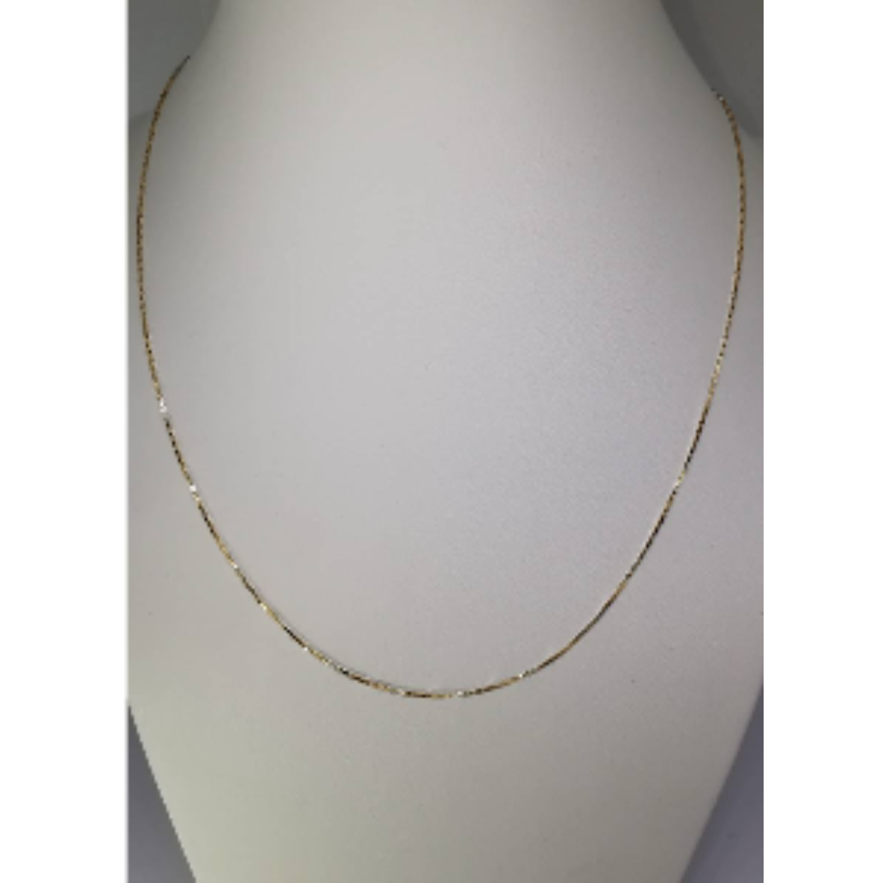 14 Karaat geel gouden Venetiaans collier. 
De Venetiaanse schakelketting is zeer populair vanwege zijn geometrische eenvoud en klassieke uitstraling. De ketting is gemaakt van platgewalste plaatjes die worden gevormd tot vierkante kubus schakels. Leuk te combineren met een hanger uit onze assortiment!