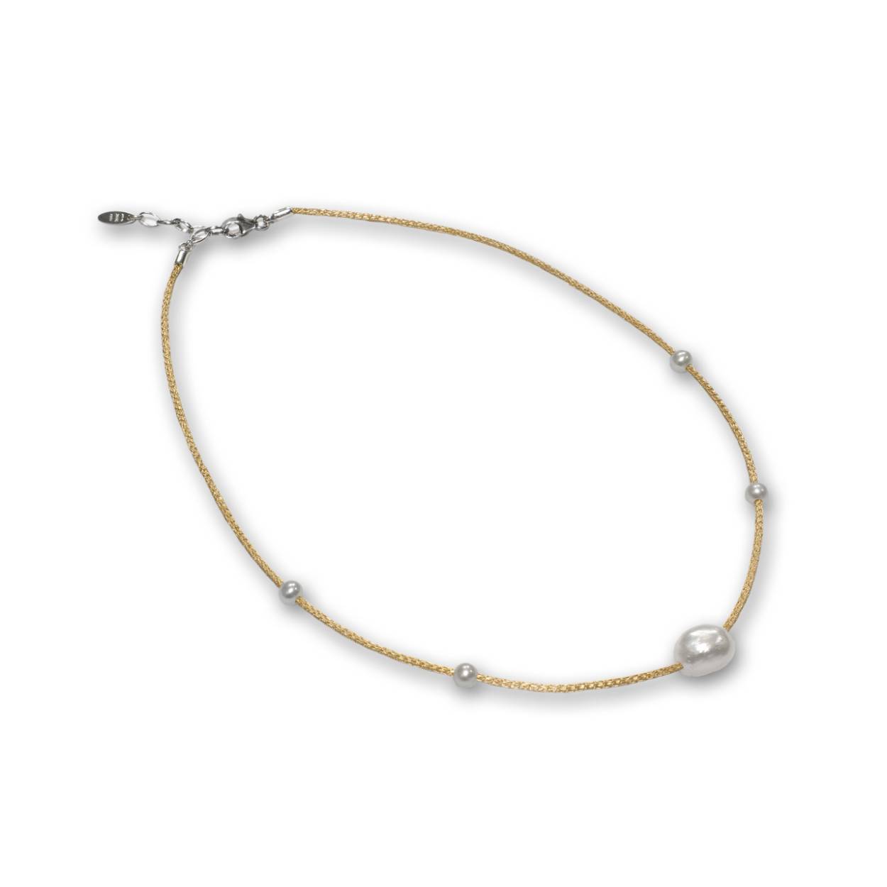 De “Perla”-collectie is een betoverende serie sieraden ontworpen om de etherische elegantie en verfijnde schoonheid van parels vast te leggen. Elk stuk is een meesterlijk gebeeldhouwd kunstwerk, waarbij de glans van parels wordt gecombineerd met exclusieve details om juwelen te creëren die schitteren in hun eigen licht. Deze parels creëren een buitengewoon contrast en een diep gevoel van luxe en belichamen een aura van tijdloze elegantie.
Dit collier is zowel lang als kort te dragen. 