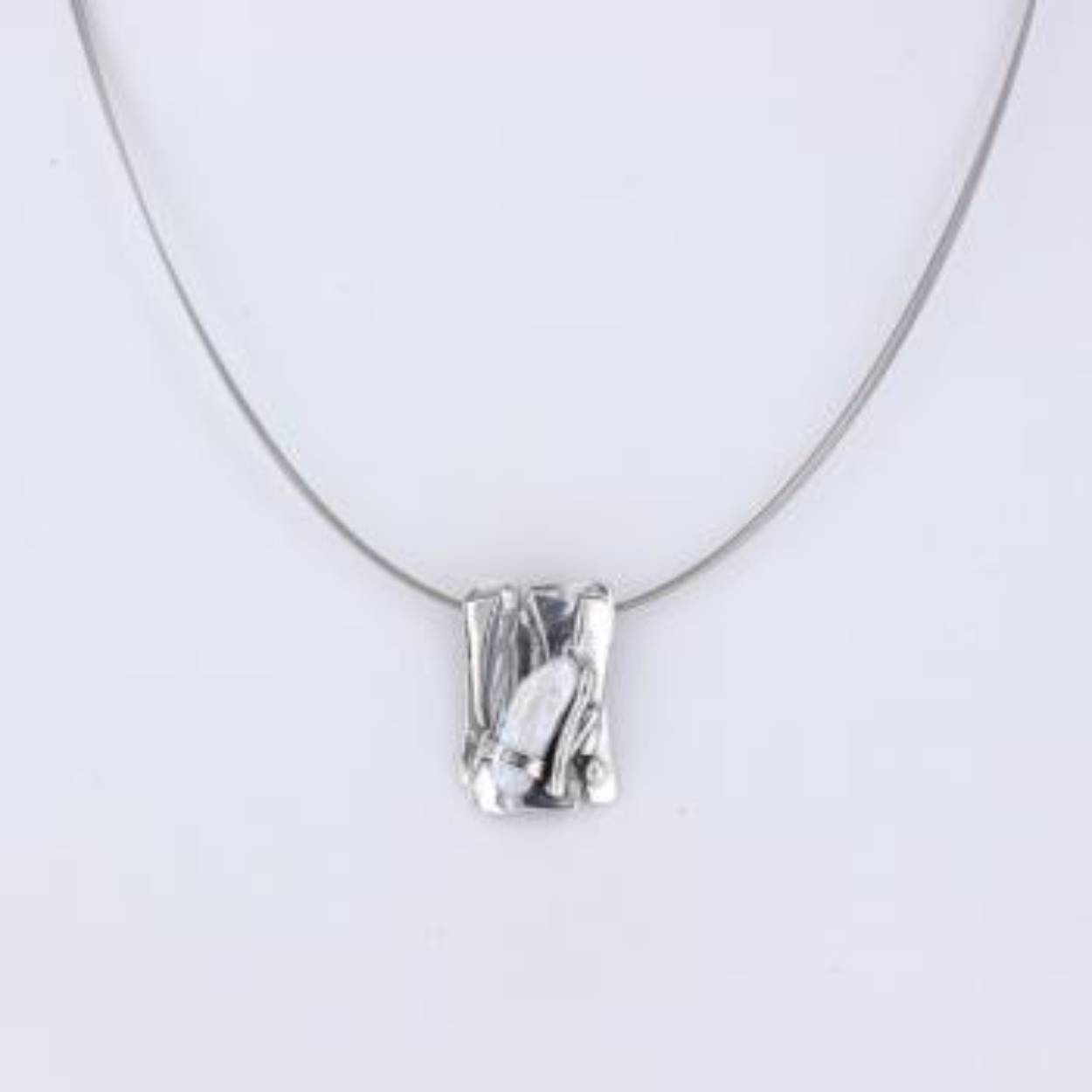 Buttner Schmuck handgemaakte sieraden vervaardigd in een klein atelier uit de Harz, zilveren hanger met zoetwater parel en staaldraadcollier.