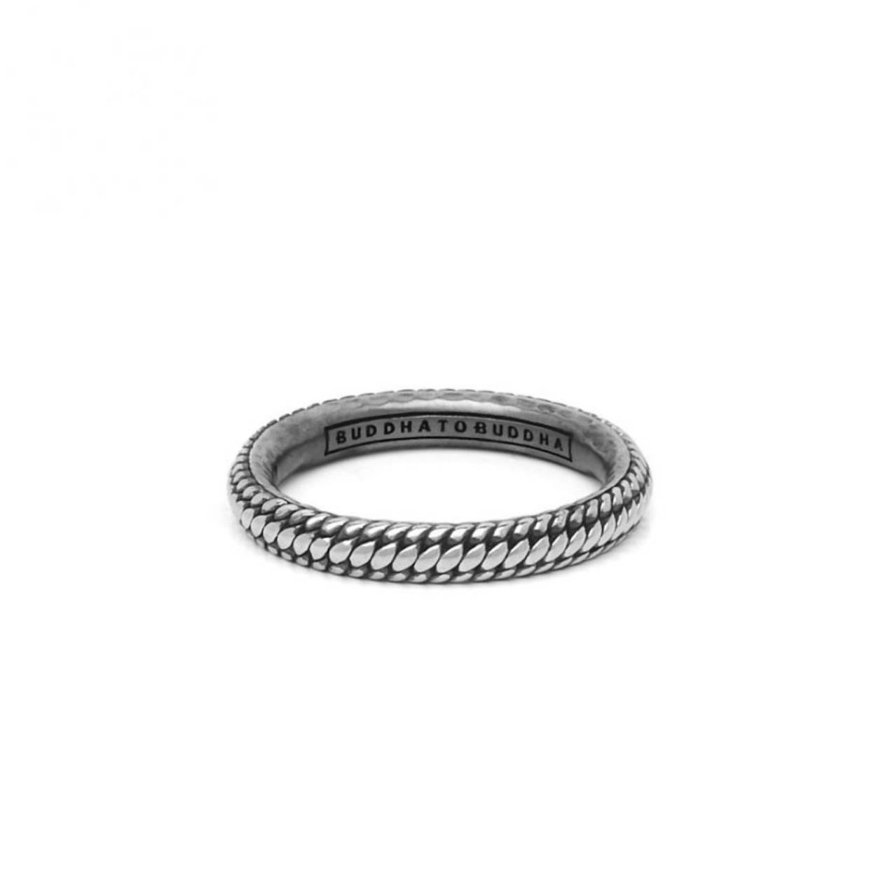 De Dunia ring is een verfijnde ring uit onze Refined collectie. Het design is gebaseerd op onze iconische Ben schakel aan de buitenzijde en een gladde structuur aan de binnenzijde. De ring is vervaardigd uit 925 sterling zilver en laat zich perfect combineren met andere ringen uit de Dunia range. Deze ring valt in de categorie smalle ringen.