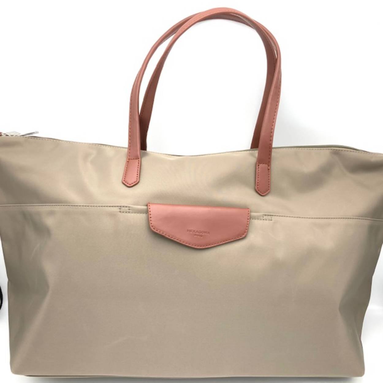 Elegante reisgenoot voor weekend weg of naar de sport. Of tijdens het shoppen te vullen met de mooiste spullen. Onder de toprits zit 1 hoofdvak en vak voorzien van rits en twee steek vakken.

Afmetingen:
Hoogte 30 cm x breedte 60cm x diep 20cm