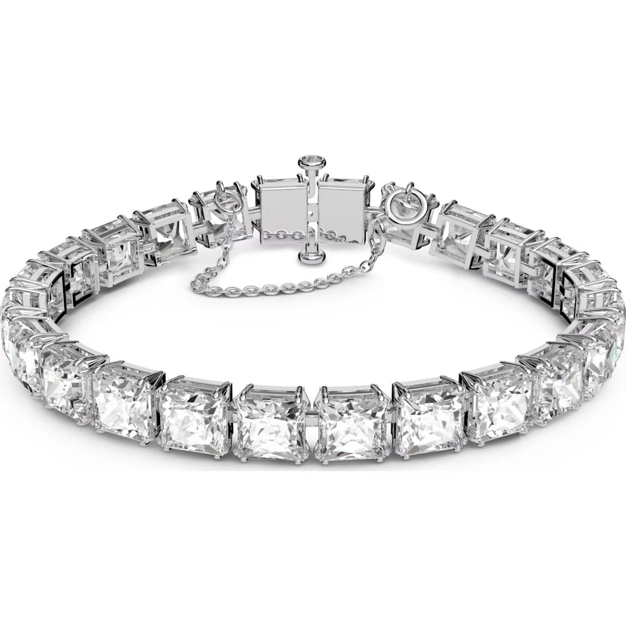 De dynamische armband is elegant vervaardigd van kristallen met een Square-slijpvorm in een klauwzetting met rhodium plating en is afgewerkt met een verborgen sluiting. Dit vloeiende sieraad met een luxe afwerking kan afzonderlijk gedragen worden of gecombineerd worden met andere armbanden uit de Millenia-lijn voor een opvallende en toch moderne look. Deze armband maakt onderdeel uit van de Millenia-lijn en is ontworpen door Creative Director Giovanna Engelbert voor Collection III. De sluiting open- en dichtmaken: schuif de haken in de bijbehorende gaten van de laatste steen en druk erop om ze vast te klikken. Gebruik de kleine sluiting om de veiligheidsketting vast te maken. Maak de veiligheidsketting los en druk tegelijkertijd op de knopjes aan de zijkanten van de steen om de haken los te maken.