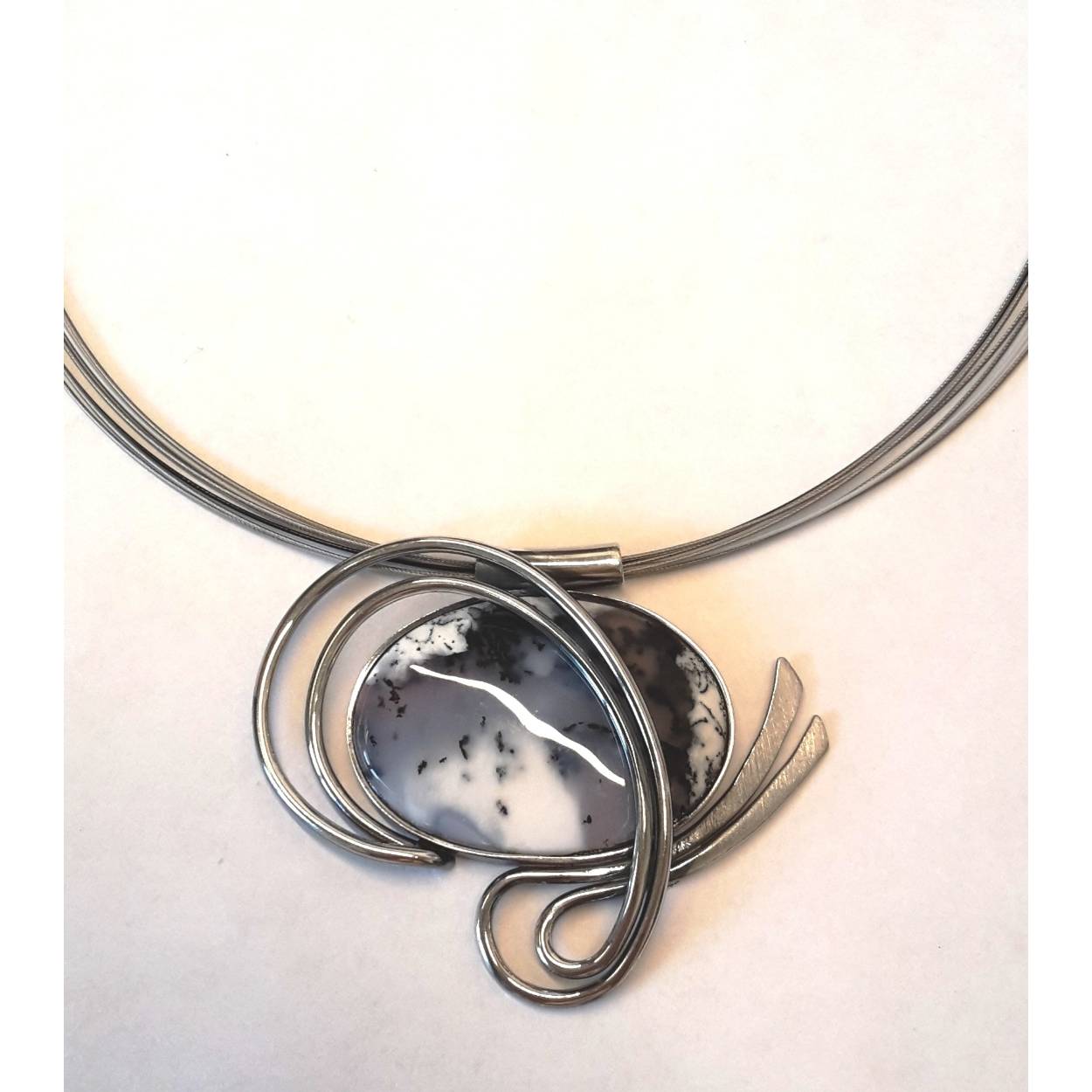 Buttner Schmuck handgemaakte sieraden in klein atelier uit de Harz, zilveren hanger met dendrietjaspis met draadcollier.