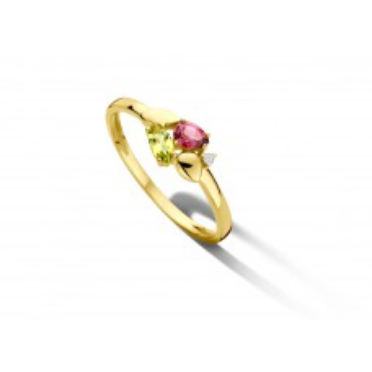 De ring is vervaardigd uit 18 kt geelgoud en gezet met peridot en rhodolite.