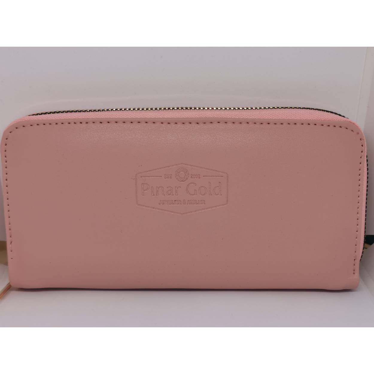 Dit pink sieraden etui is perfect voor al uw waardevolle sieraden. Zo is dit sieraden etui aan de buitenkant voorzien van gebonden leder met een elegante pinken kleur, die een mooi contrast vormt met de goudkleurige ritssluiting. De etui is aan de binnenkant voorzien van een zeer efficiënte indeling, waardoor u meer dan genoeg sieraden gemakkelijk en veilig kunt bewaren in dit stijlvolle sieraden etui. Dit sieraden etui heeft een lengte van 20cm met een breedte van 10cm.