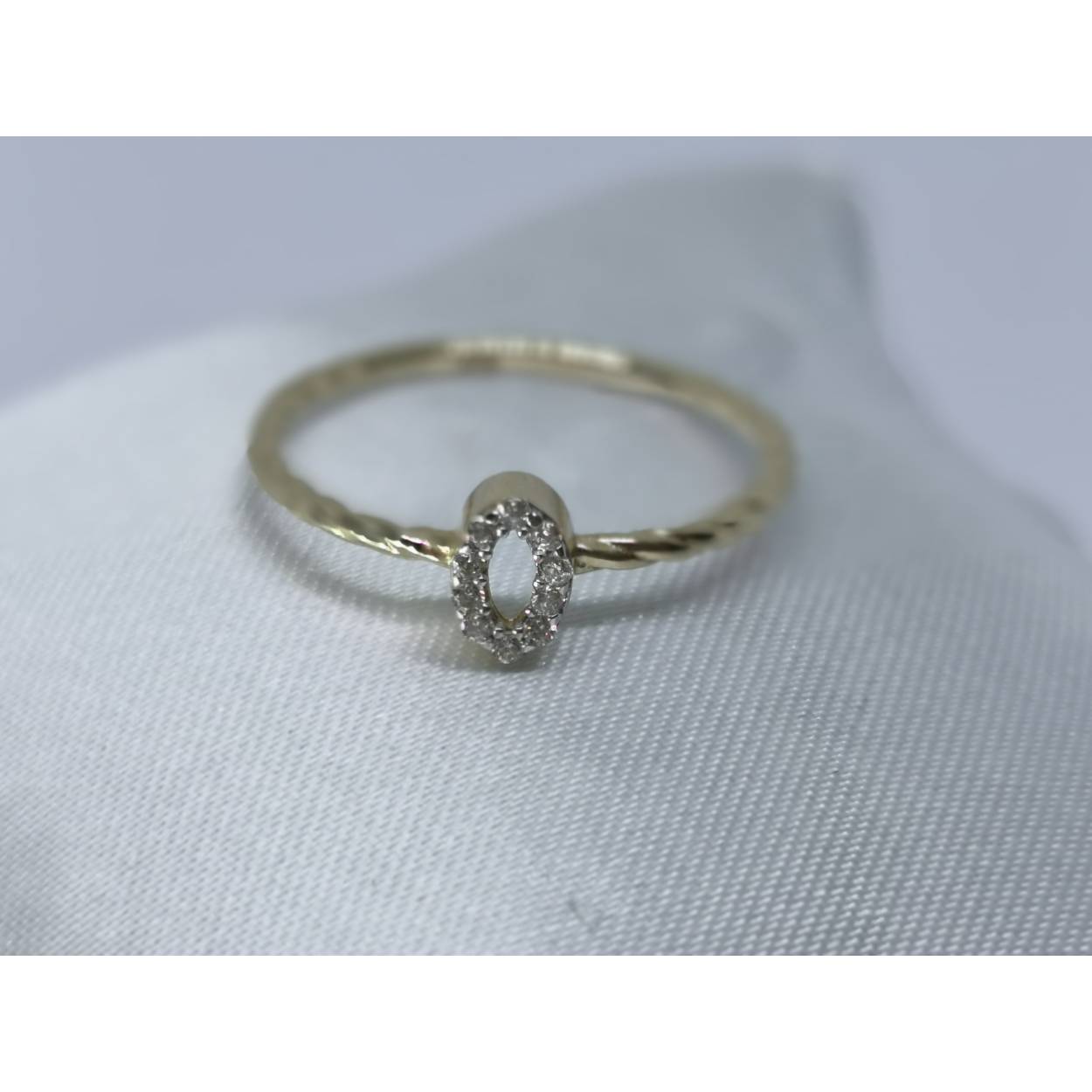 14 karaat geel gouden ring met ovaal bezet met briljant geslepen zirkonia.